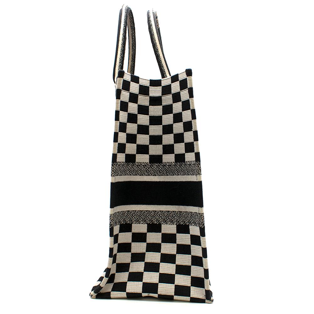 
- Classic tote bag
- Perfect for everyday essentials, travelling and city.
- Signature on front
- On-trend
- Embroidered canvas
- Made in Italy 

41.5 x 35 x 18 cm

Please note, these items are pre-owned and may show signs of being stored even when