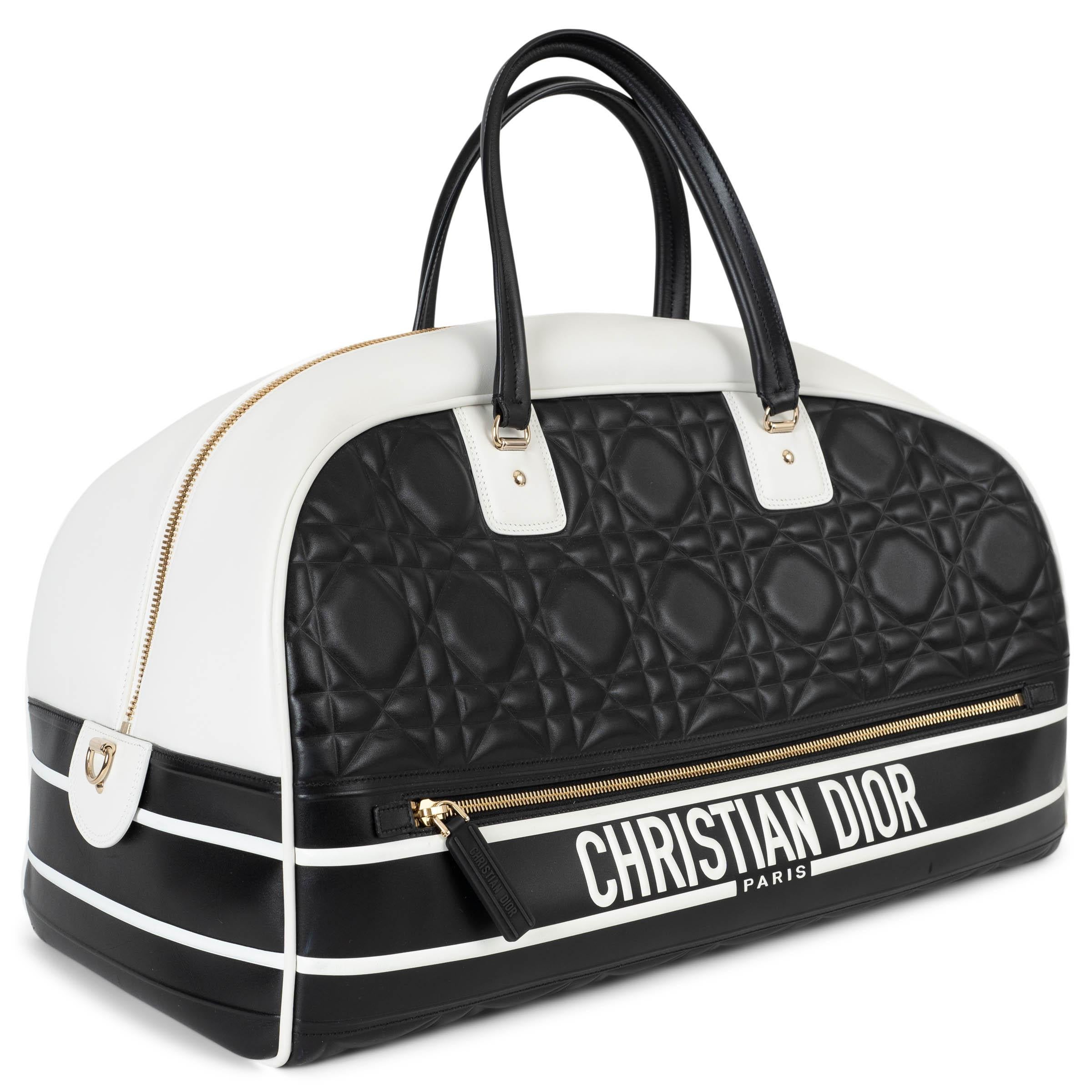 Questa borsa da bowling grande Vibe di Christian Dior, autentica al 100%, combina l'atletismo moderno con l'eleganza del lusso. Realizzata in pelle nera trapuntata Cannage e pelle bianca liscia, presenta l'iconica firma Christian Dior bianca sul
