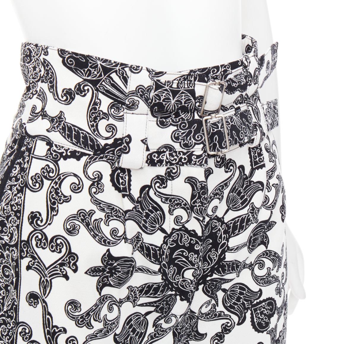 CHRISTIAN DIOR short à double ceinture en mouchoir de coton noir et blanc FR34 XS
Référence : AAWC/A01388
Marque : Dior
Créatrice : Maria Grazia Chiuri
Matériau : Coton
Couleur : Noir, Whiting
Motif : Paisley
Fermeture : braguette à