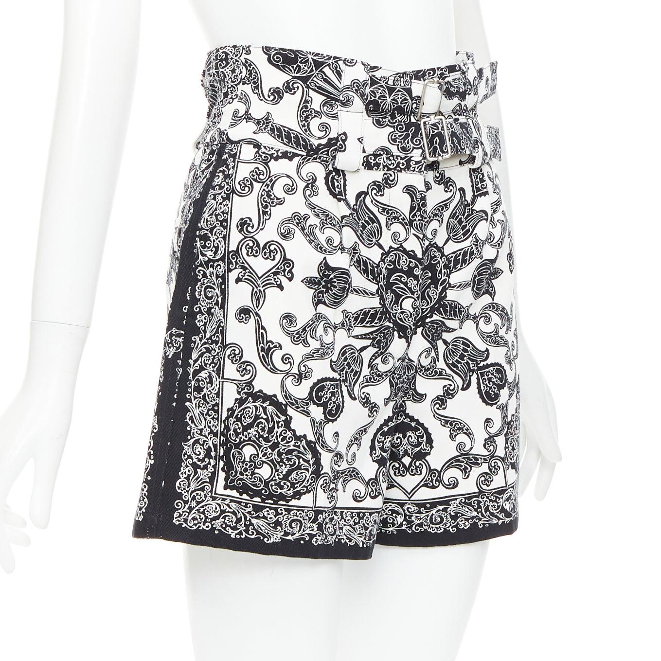 Gris CHRISTIAN DIOR short à double ceinture en mouchoir de coton noir et blanc FR34 XS en vente