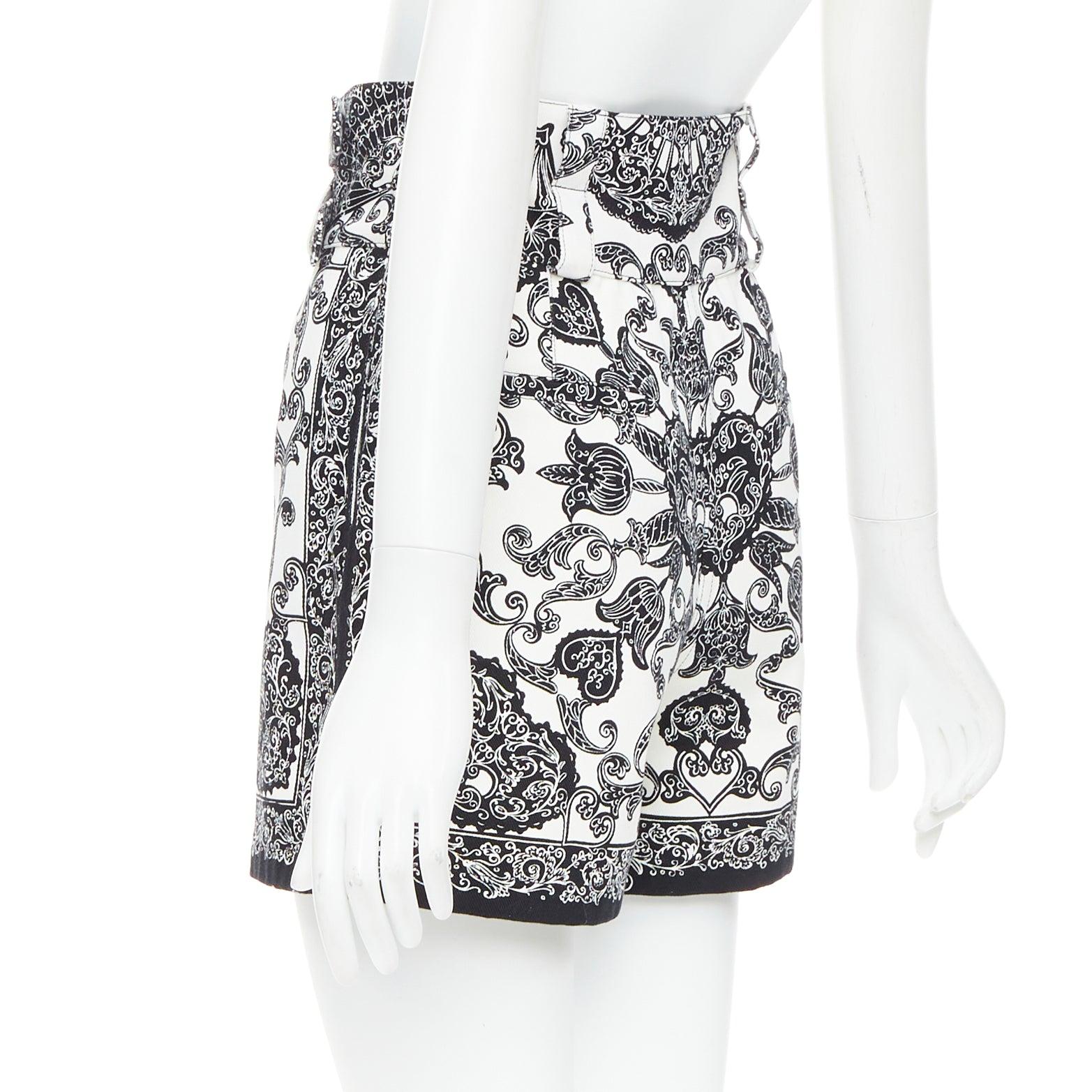 CHRISTIAN DIOR short à double ceinture en mouchoir de coton noir et blanc FR34 XS en vente 1
