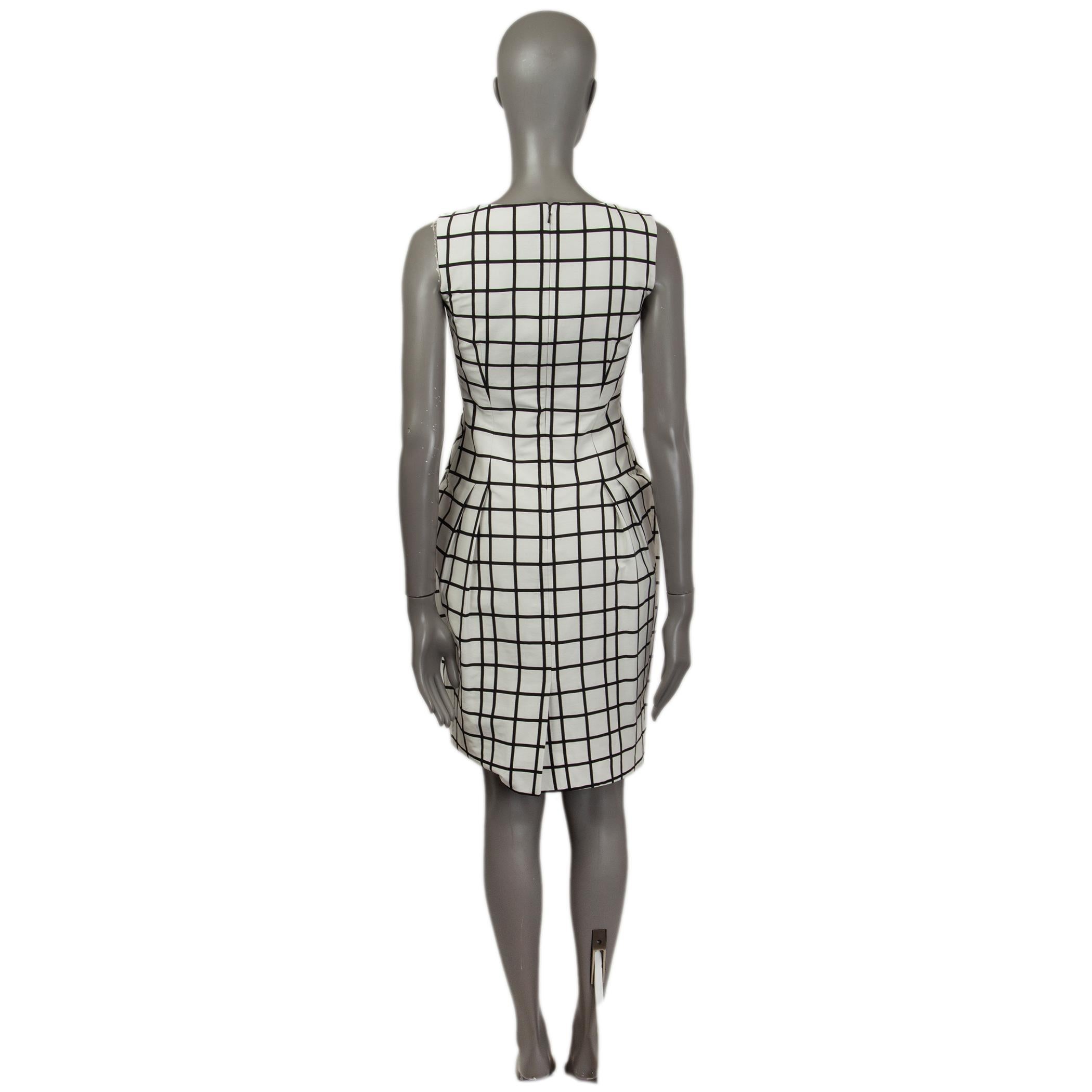 Gris CHRISTIAN DIOR - Robe fourreau sans manches en coton plissé noir et blanc 34 en vente