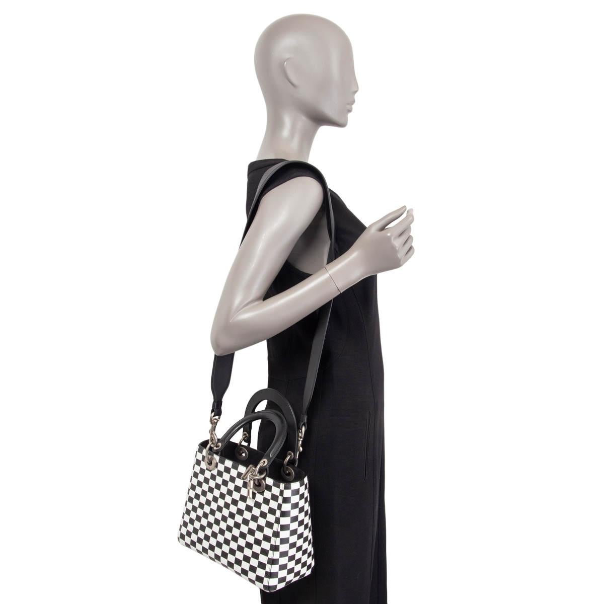 CHRISTIAN DIOR Bolsa TOTE LADY DIOR MEDIUM 2018 de cuero blanco y negro a cuadros en venta 3