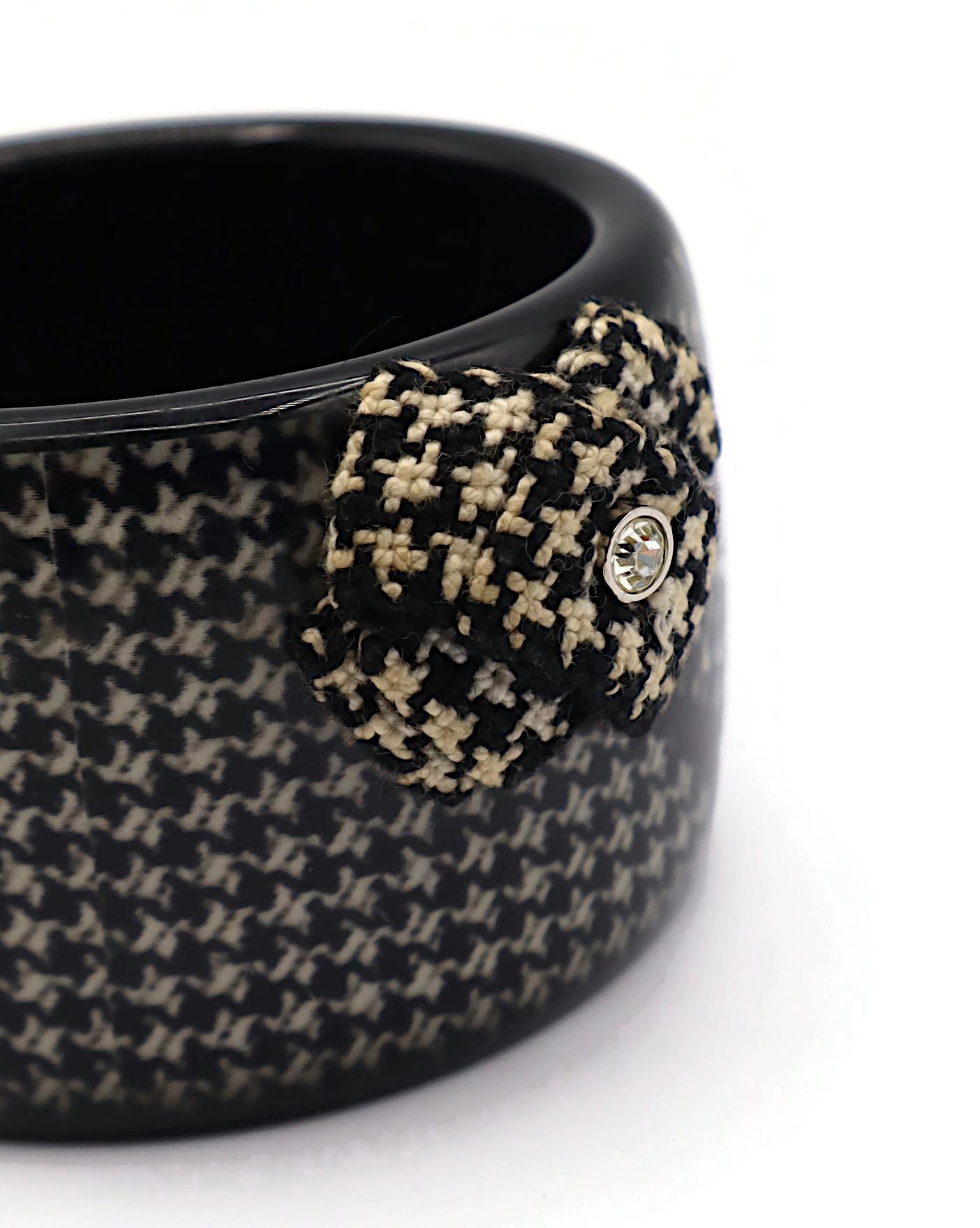 CHRISTIAN DIOR Pulsera de resina blanca y negra con estampado de pata de gallo en venta 8