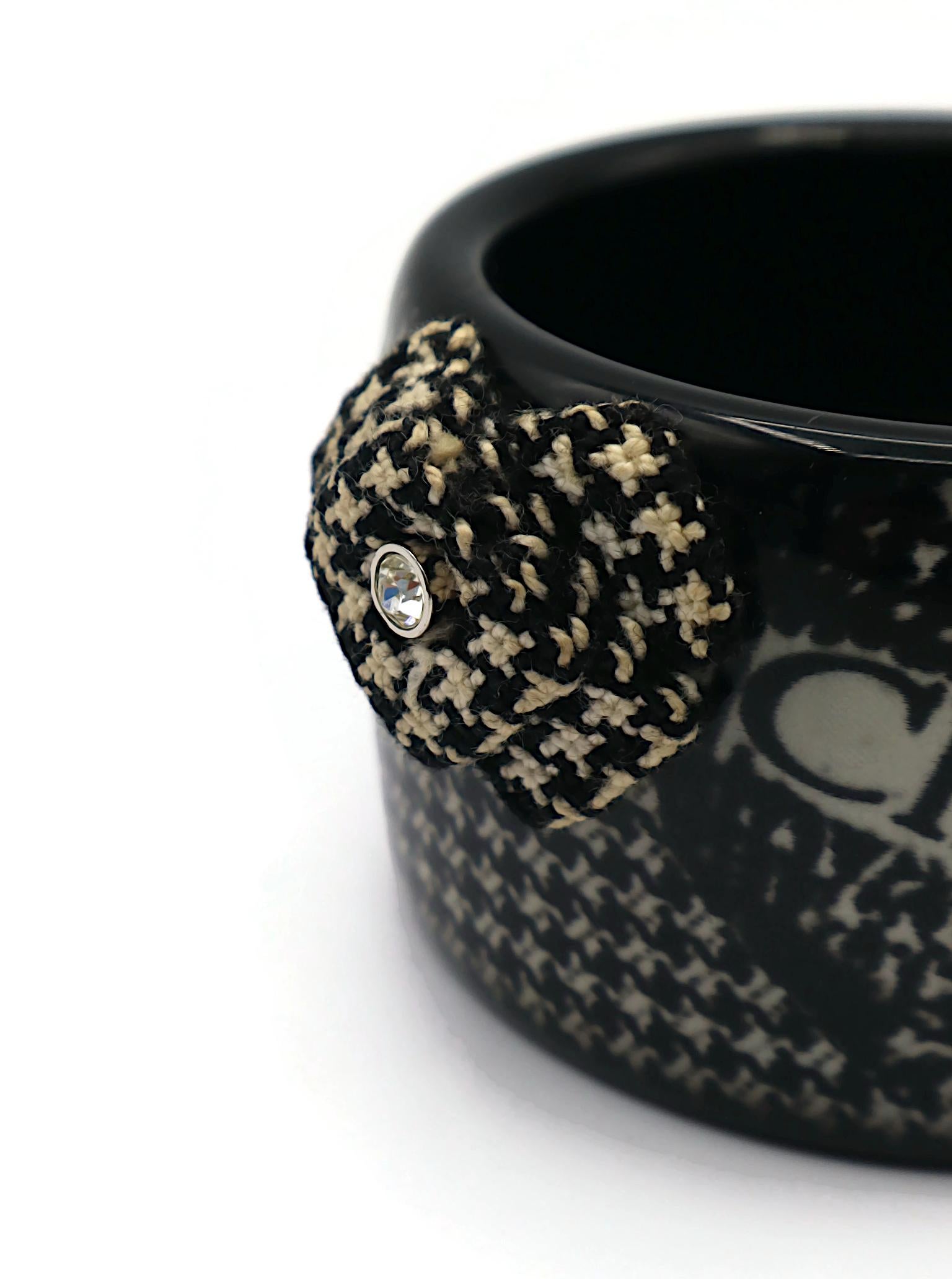 CHRISTIAN DIOR Pulsera de resina blanca y negra con estampado de pata de gallo en venta 9