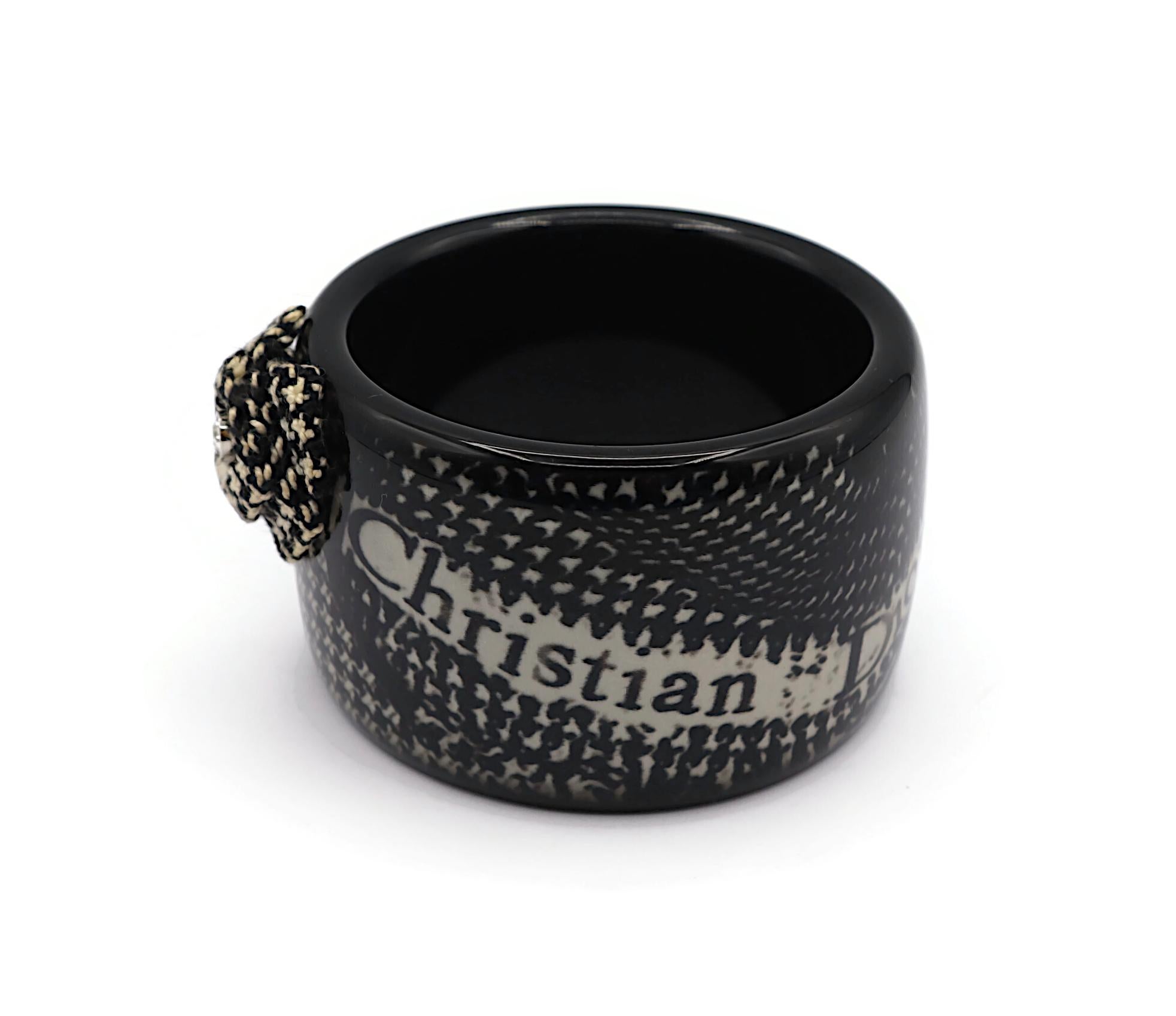 CHRISTIAN DIOR Pulsera de resina blanca y negra con estampado de pata de gallo en Bueno estado para la venta en Nice, FR