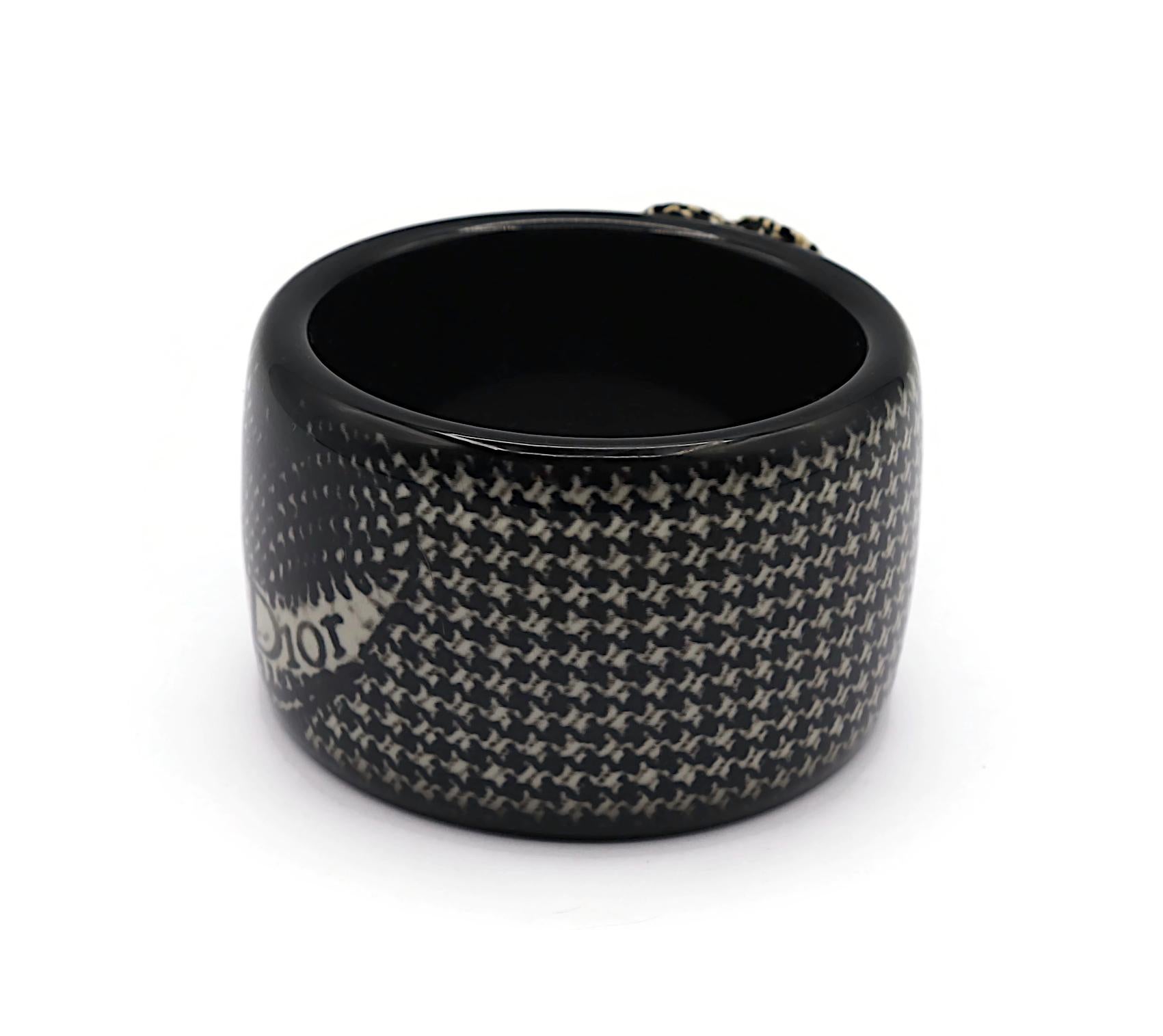 CHRISTIAN DIOR Pulsera de resina blanca y negra con estampado de pata de gallo en venta 1