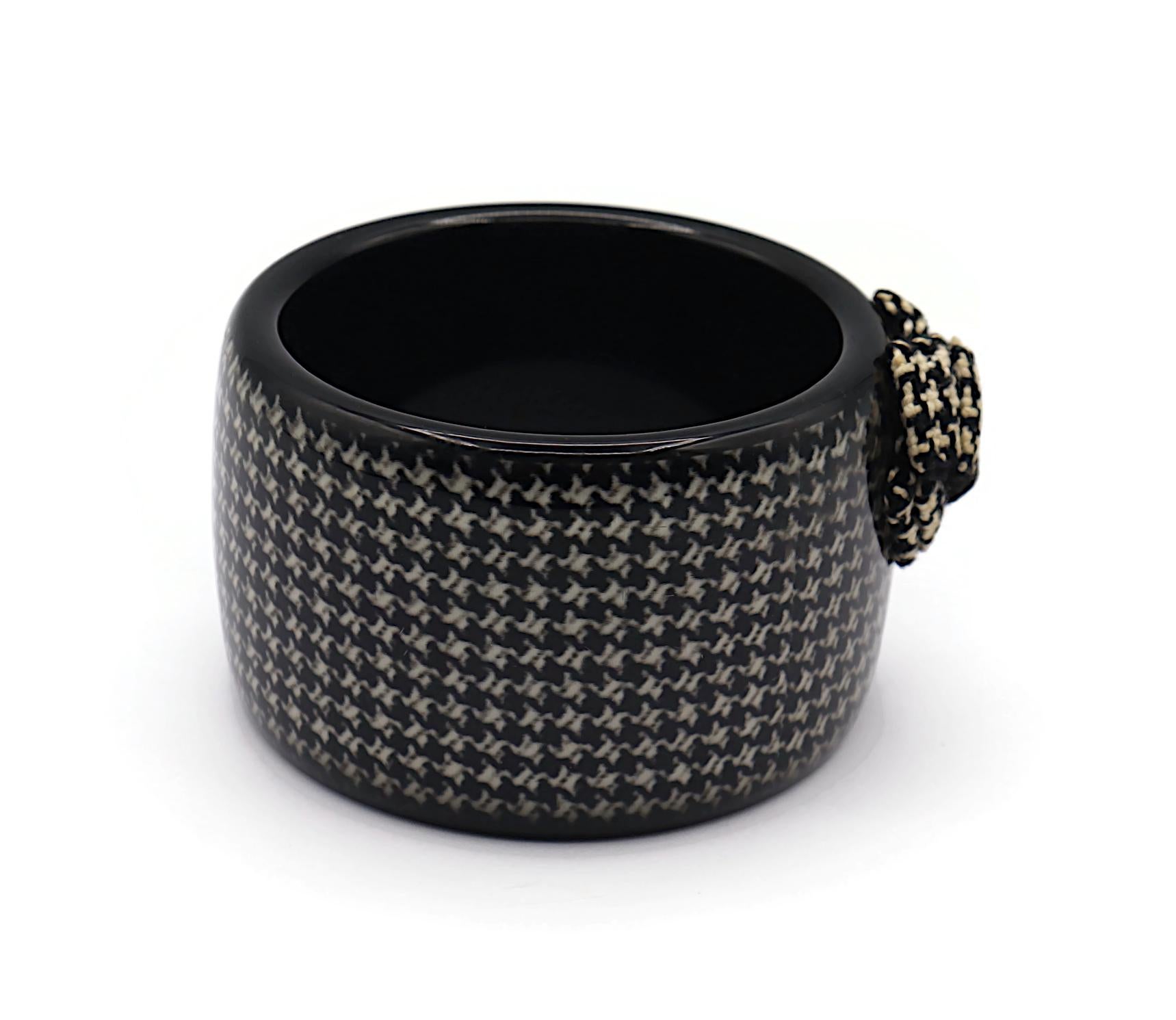 CHRISTIAN DIOR Pulsera de resina blanca y negra con estampado de pata de gallo en venta 2