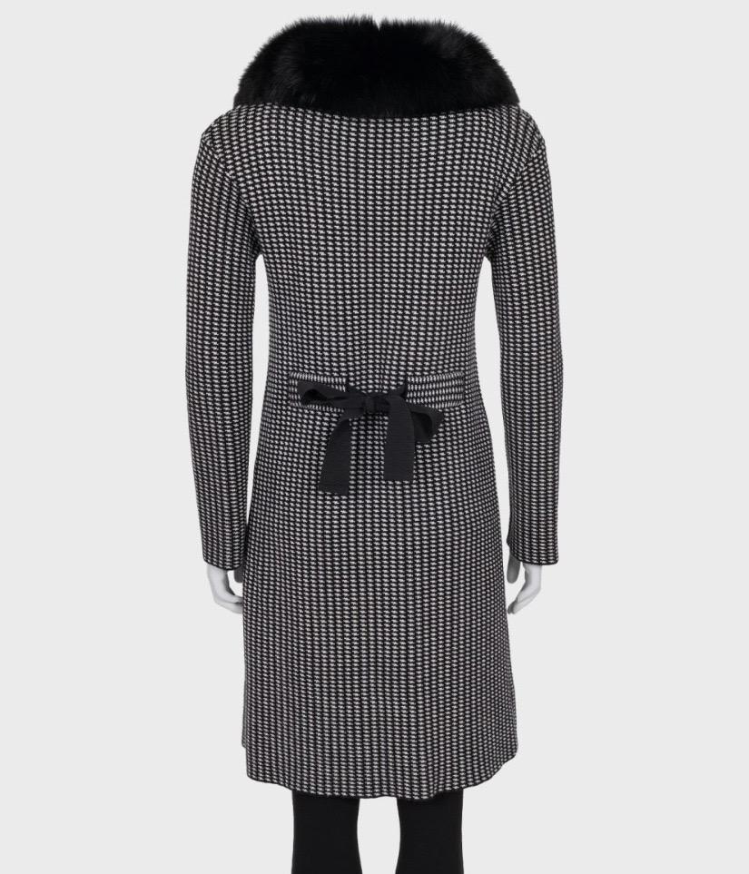 
Dieser Wollmantel von Christian Dior ist ein zeitloses und luxuriöses Stück. Sie besteht aus 100 % Wolle mit einem Besatz aus 100 % Fuchspelz und ist mit einem stilvollen schwarz-weißen Muster versehen. Die einreihige Silhouette und der