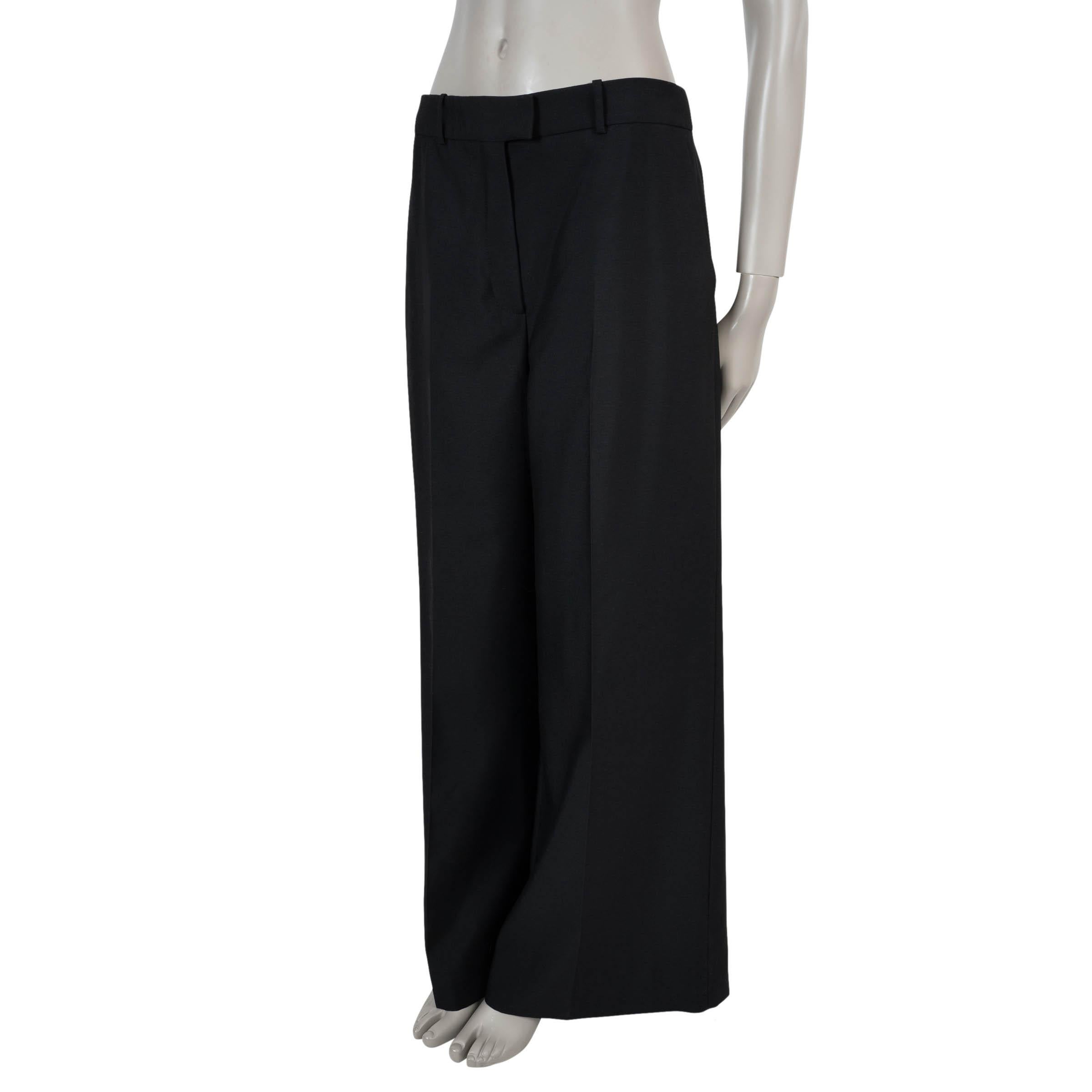 Questo pantalone 100% autentico di Christian Dior in lana nera (100%) dona eleganza senza sforzo e precisione sartoriale. Progettati a vita alta e con gambe larghe e lunghe fino alla caviglia, offrono una silhouette raffinata e moderna.