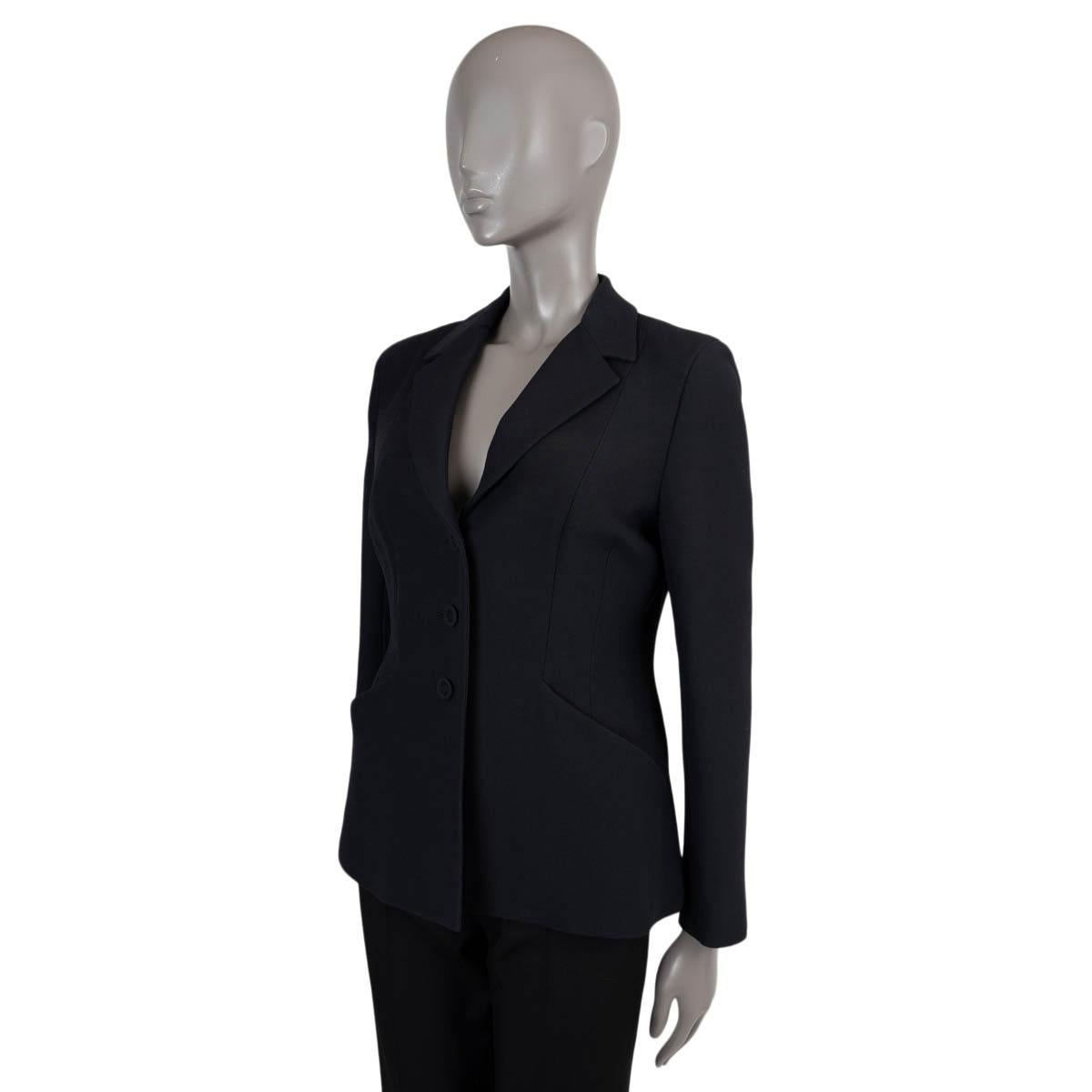 100% authentic Christian Dior 30 Montaigne Bar jacket in black wool (77%) and silk (23%). Features a tailored, yet supple sihloutte with delicately highlight waist, notch lapels and open pockets. Closes with fabric covered buttons on the front and