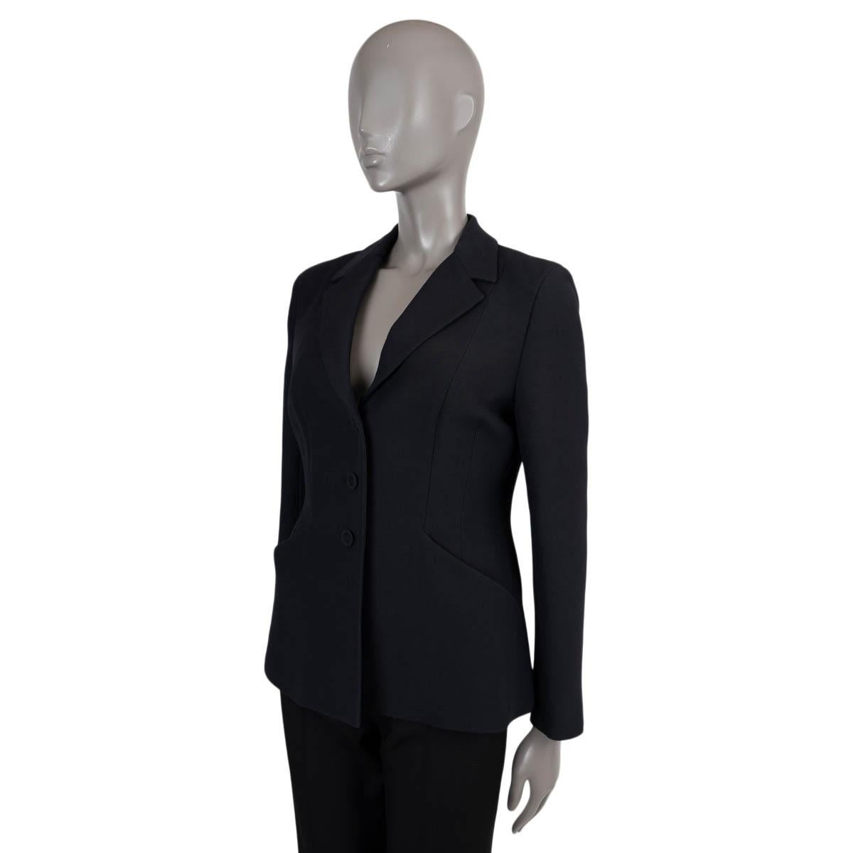 100% autentico Christian Dior 30 Montaigne Bar in lana nera (77%) e seta (23%). Presenta un taglio sartoriale, ma morbido, con vita delicatamente evidenziata, revers a lancia e tasche aperte. Si chiude con bottoni rivestiti in tessuto sul davanti ed