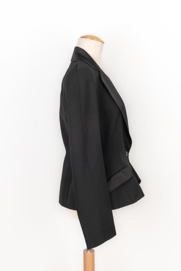 Dior - (Made in Italy) Schwarze Jacke aus Wollgemisch mit schwarzem Seidenkragen und Taschenklappe. Rosa Seidenfutter. Größe 40FR angegeben. Eine Collection'S 2005 unter der künstlerischen Leitung von John Galliano.

Zusätzliche
