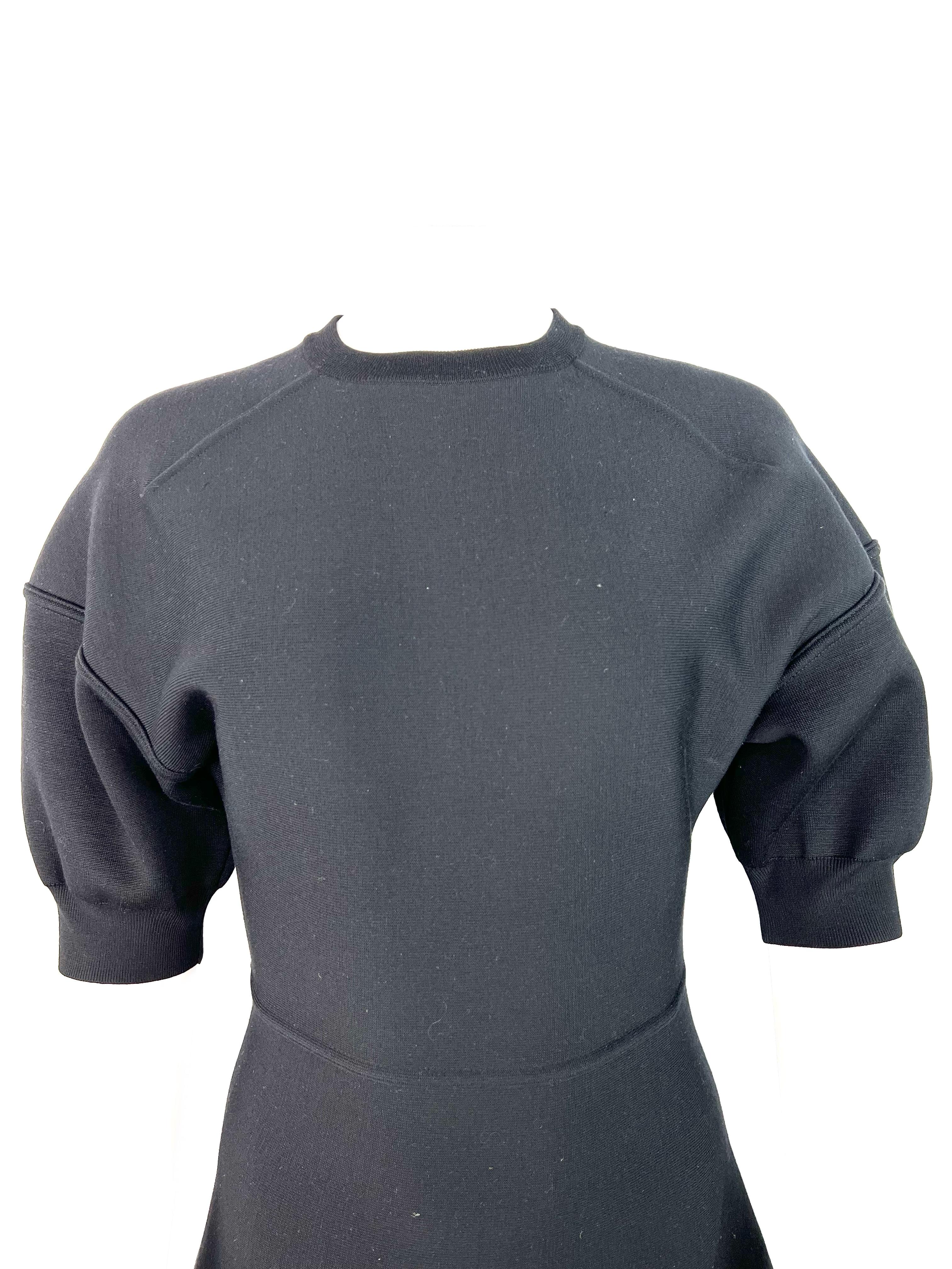 Détails du produit :

La robe présente une encolure ras du cou, des manches courtes ballon, une jupe évasée de longueur midi, une fermeture à glissière à l'arrière et des finitions en tricot.