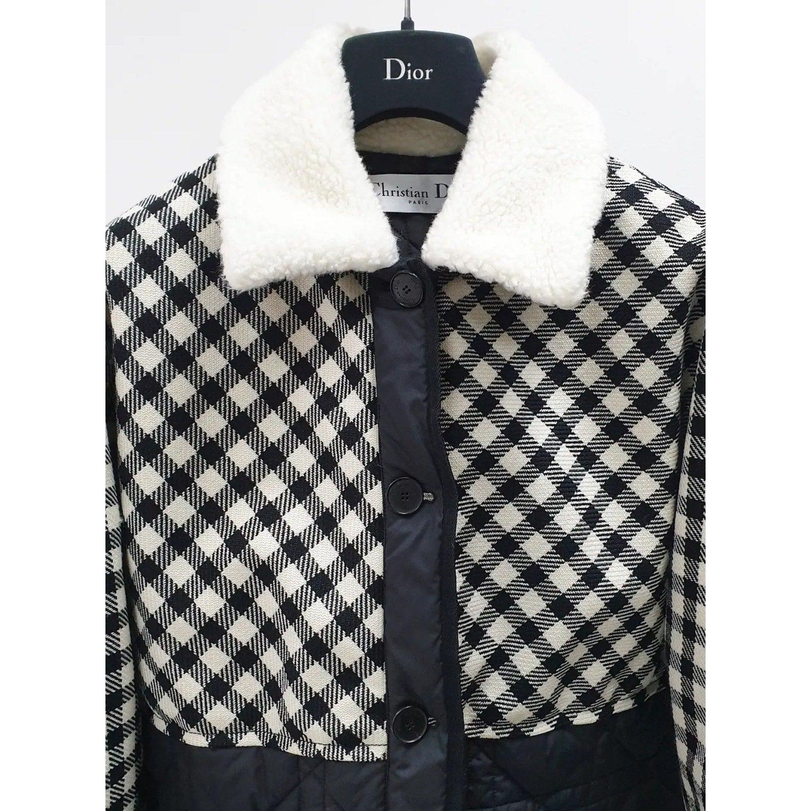 Rehaussez votre garde-robe avec cette superbe veste en laine Christian Dior, conçue par Maria Grazia Chiuri. 
Sz. 40
Caractéristiques :
- Matériau en laine luxueuse
- Imprimé écossais classique
- Elegant accent brodé et col pointu
- Poches à rabat