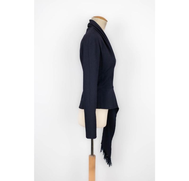 Dior- (Made in France) Blended cotton asymmetrical jacket with a blended silk lining. 36FR size indicated.

Additional information:
Condition: Very good condition
Dimensions: Shoulder width: 40 cm - Chest: 46 cm - Waist: 33 cm - Sleeve length: 60 cm