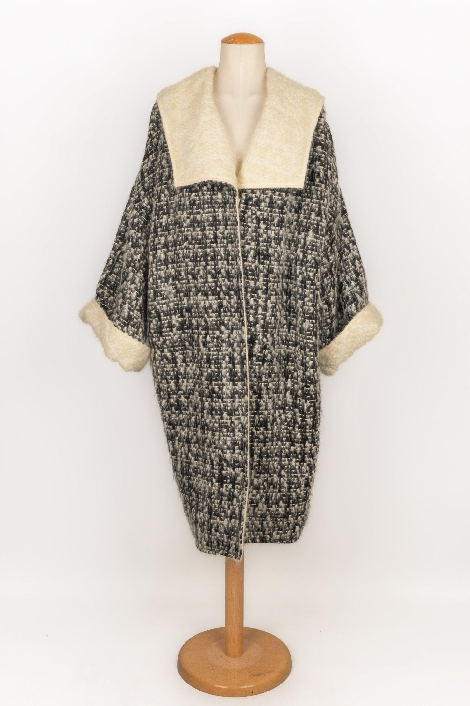 Dior - (Made in France) Blended mohair and wool coat, coming with a scarf. Size 40FR indicated. 1999 Fall-Winter Collection, under the artistic direction of John Galliano.

Additional information:
Condition: Good condition
Dimensions: Shoulder