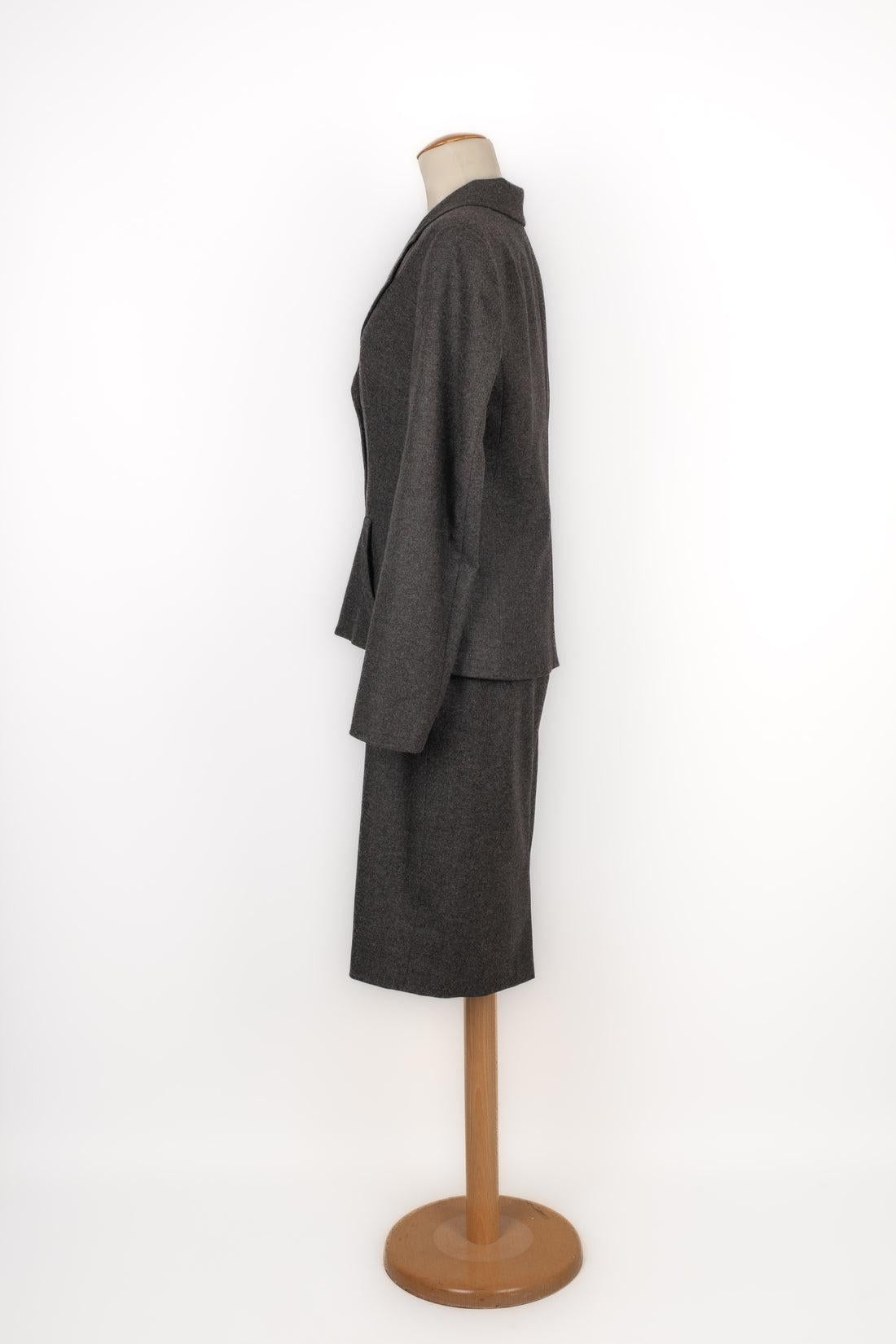 Dior - (Made in Italy) Completo in misto lana e angora composto da una giacca e una gonna. Taglie indicate: giacca 44FR // gonna 40FR.

Informazioni aggiuntive:
Condizioni: Ottime condizioni
Dimensioni: Giacca: Larghezza spalle: 44 cm - Petto: 48 cm