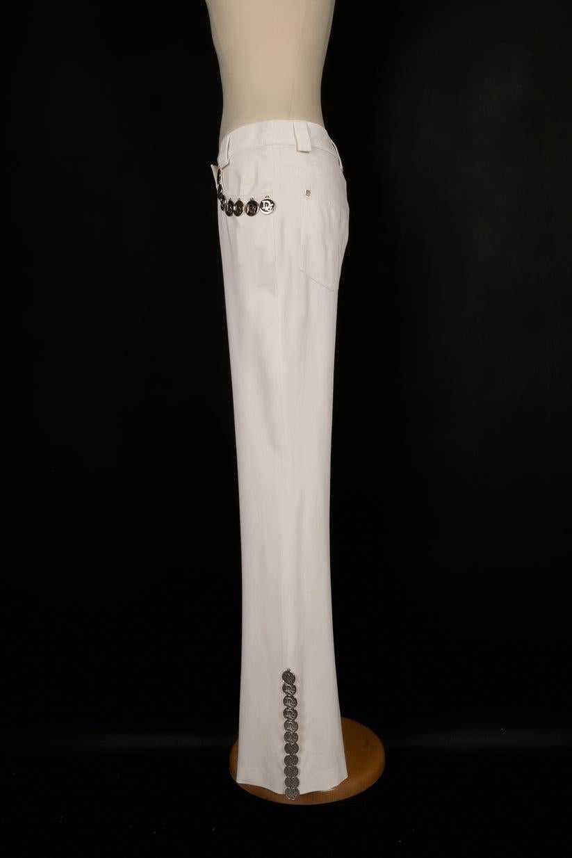 Dior - (Fabriqué en France) Pantalon en laine mélangée avec des charmes en métal argenté en forme de médaillon. Taille 38FR indiquée.

Informations complémentaires :
Condit : Bon état
Dimensions : Taille : 36 cm - Hanches : 44 cm - Longueur : 105