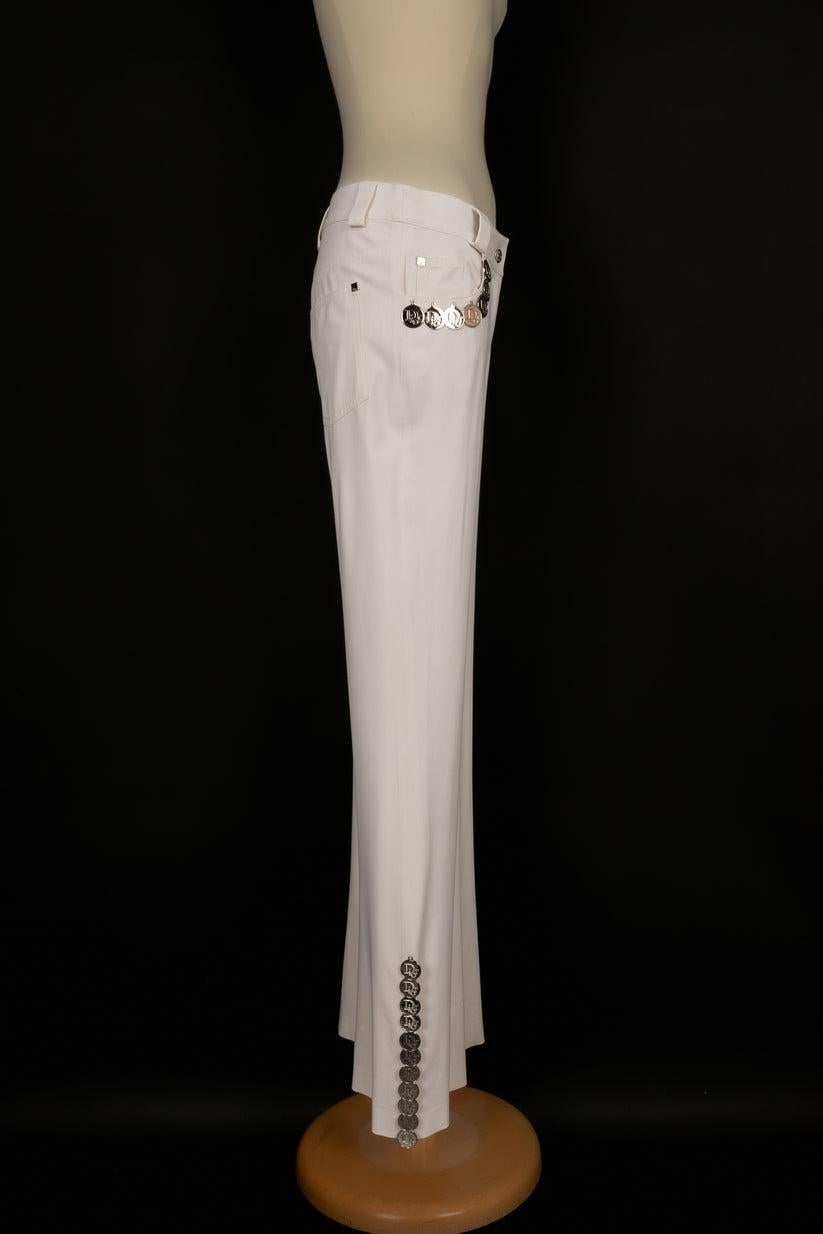 Pantalon en laine mélangée Christian Dior avec breloques en médaillon de métal argenté Pour femmes en vente