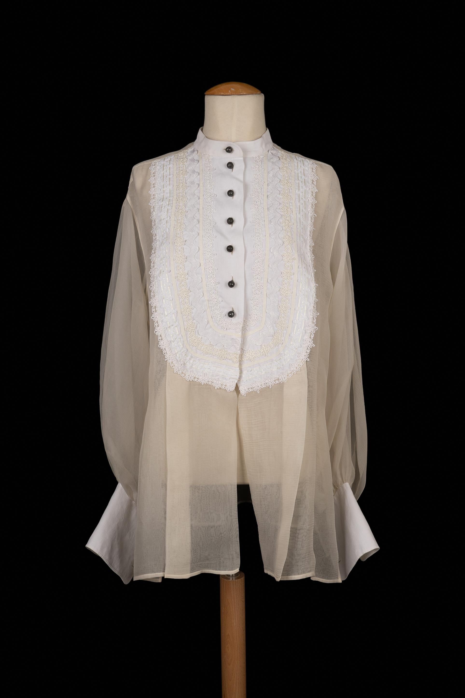 DIOR - Weiße Bluse aus Organza und Leinen, bestickt mit Posamenten. Durchbrochene Knöpfe aus dunkel-silbernem Metall. Keine Größenangabe, es passt eine 36FR/38FR. 1990 circa Collection'S von GianFranco Ferré.

Bedingung:
Sehr guter