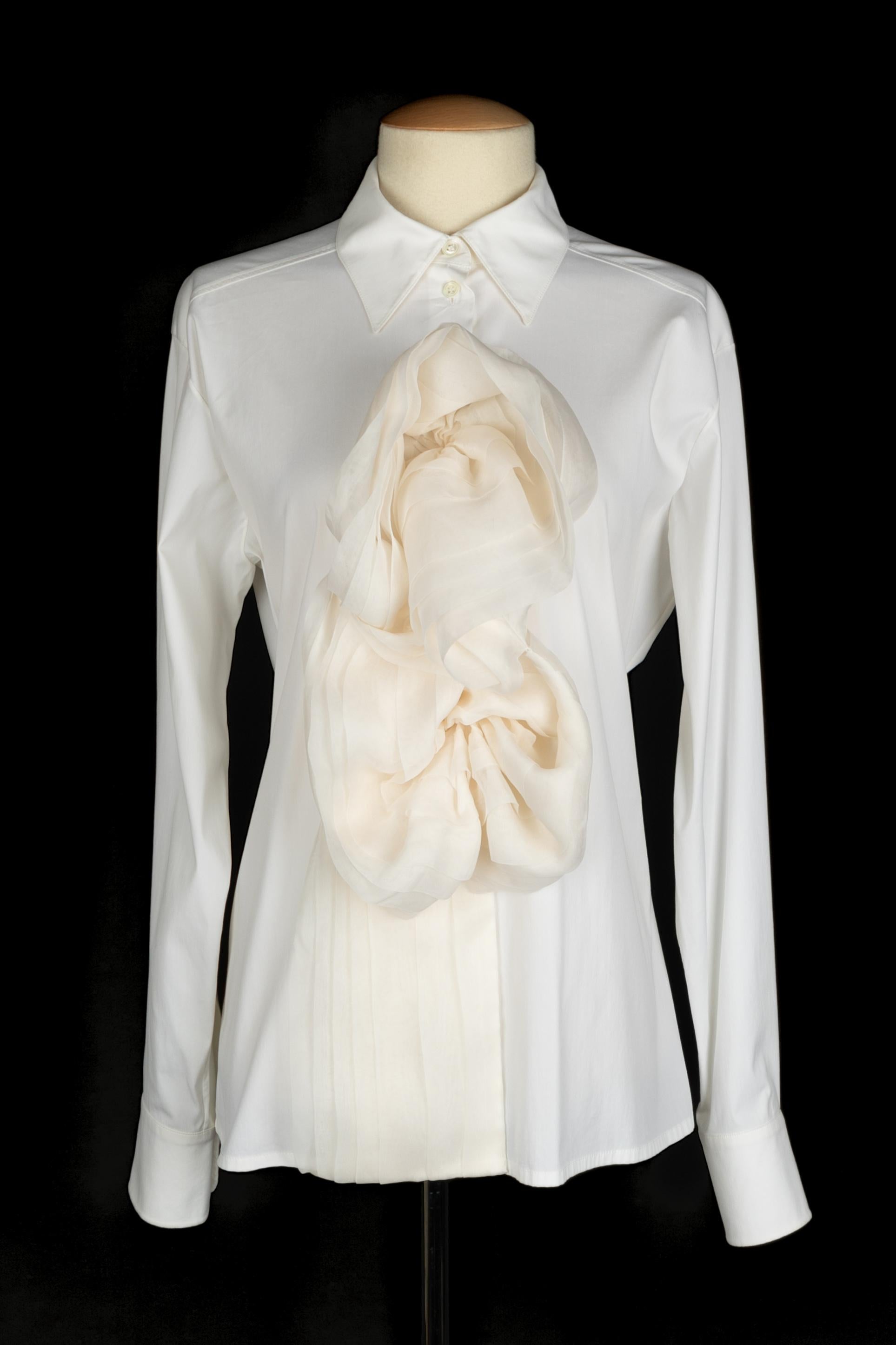 DIOR - (Made in France) Blusa in cotone misto decorata con un fiore di seta sul davanti. Taglia 42FR indicata. Collezione Autunno-Inverno 2004 sotto la direzione di John Galliano.

Condizioni:
Ottime condizioni

Dimensioni:
Larghezza spalle: 40 cm -