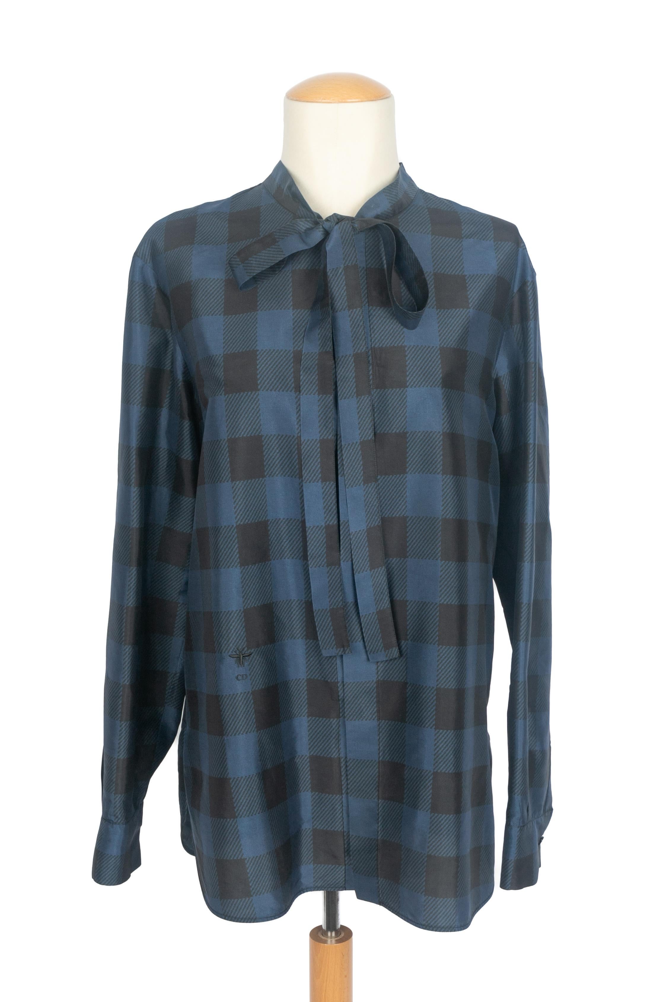 DIOR - (Fabriqué en Italie) Blouse en soie écossaise noire et bleue avec un lien ascot. Taille 40FR indiquée. A Collectional circa 2020 sous la direction artistique de Maria Grazia Chiuri.

Condit :
Très bon état.

Dimensions :
Largeur des épaules :