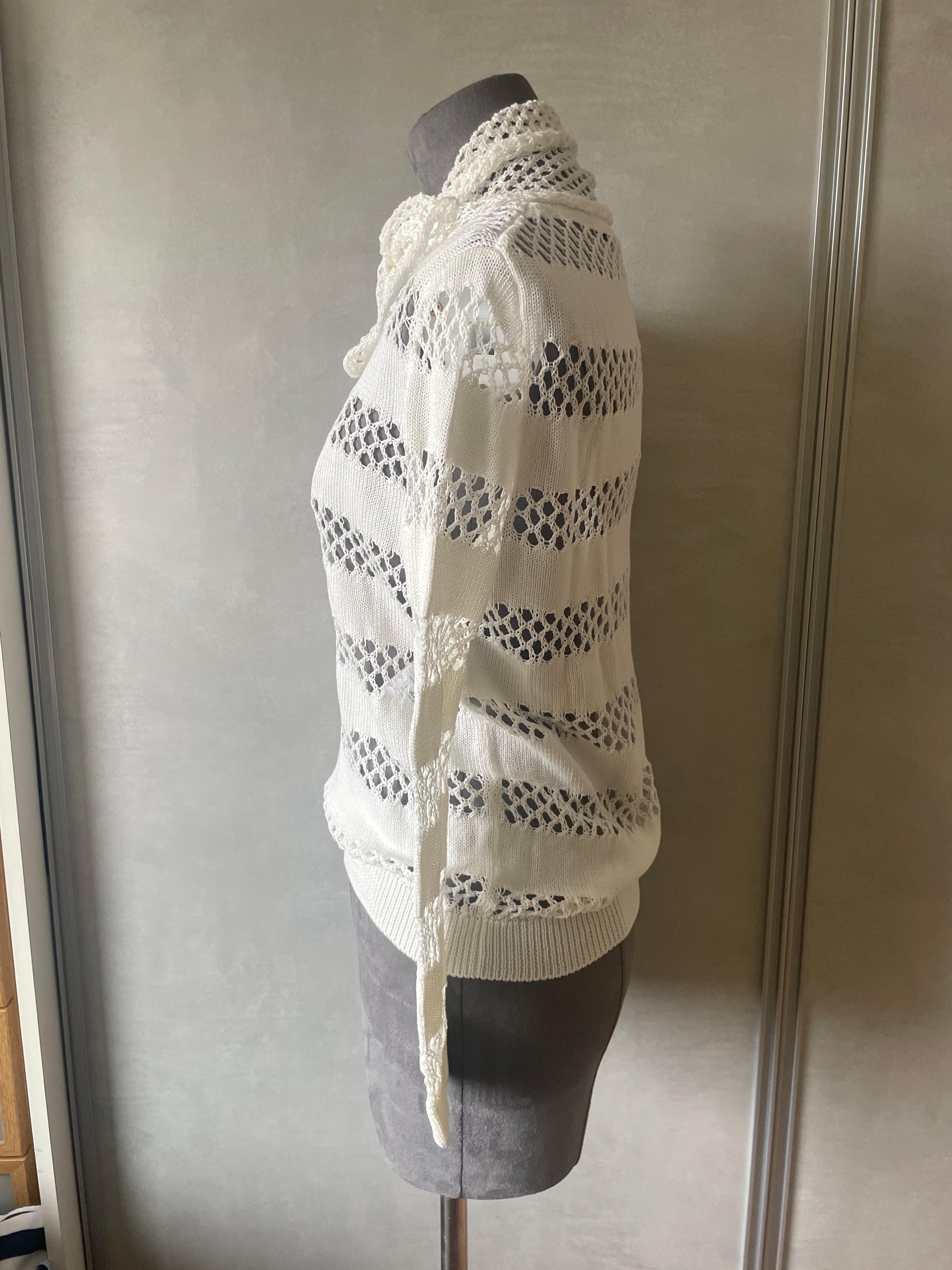 CHRISTIAN DIOR Schöne Bluse mit integriertem Schal, der auf der Vorderseite befestigt werden kann. Das Top ist in perfektem Zustand wie neu Spitze Stil Modell, häkeln. Sehr stilvoll. Größe 36FR 8UK 6US. CHRISTIAN DIOR Beau chemisier avec écharpe