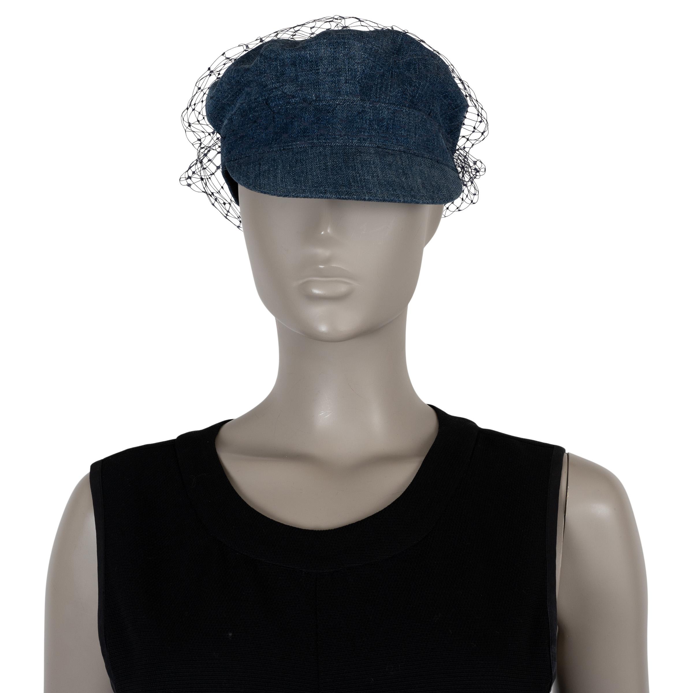 Esta gorra 100% auténtica Christian Dior está confeccionada en algodón vaquero azul (100%) con una delicada superposición de velos. Presenta una silueta estructurada acentuada con un logotipo metálico dorado en la parte trasera. Totalmente forrado