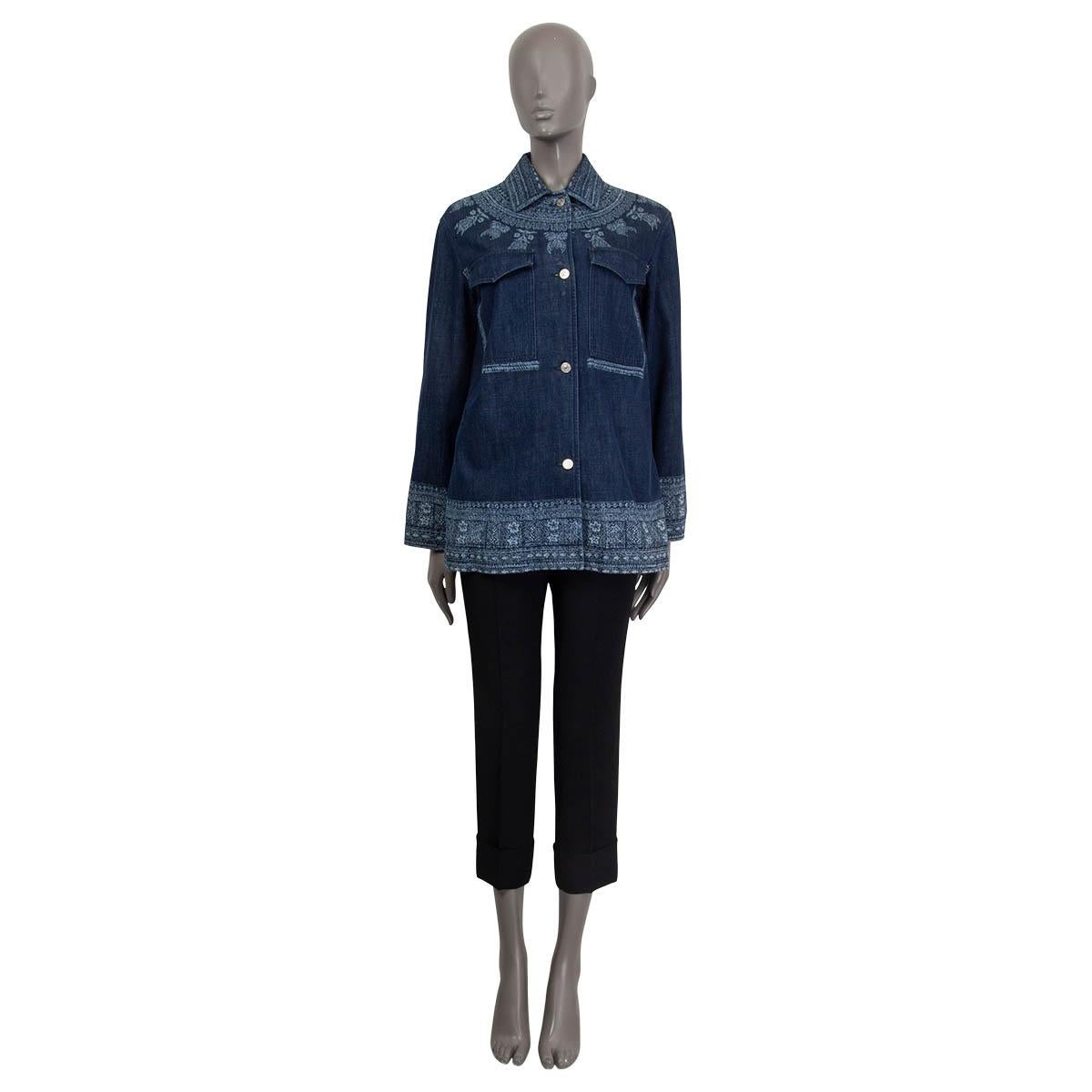 100% authentic Christian Dior Fall/Winter 2018 long denim jacket in dark and light blue cotton (100%). Features a floral-print in light blue, two flap pockets on the front and two slit pockets on the sides. Has the black 'CD' sign embroidered on the