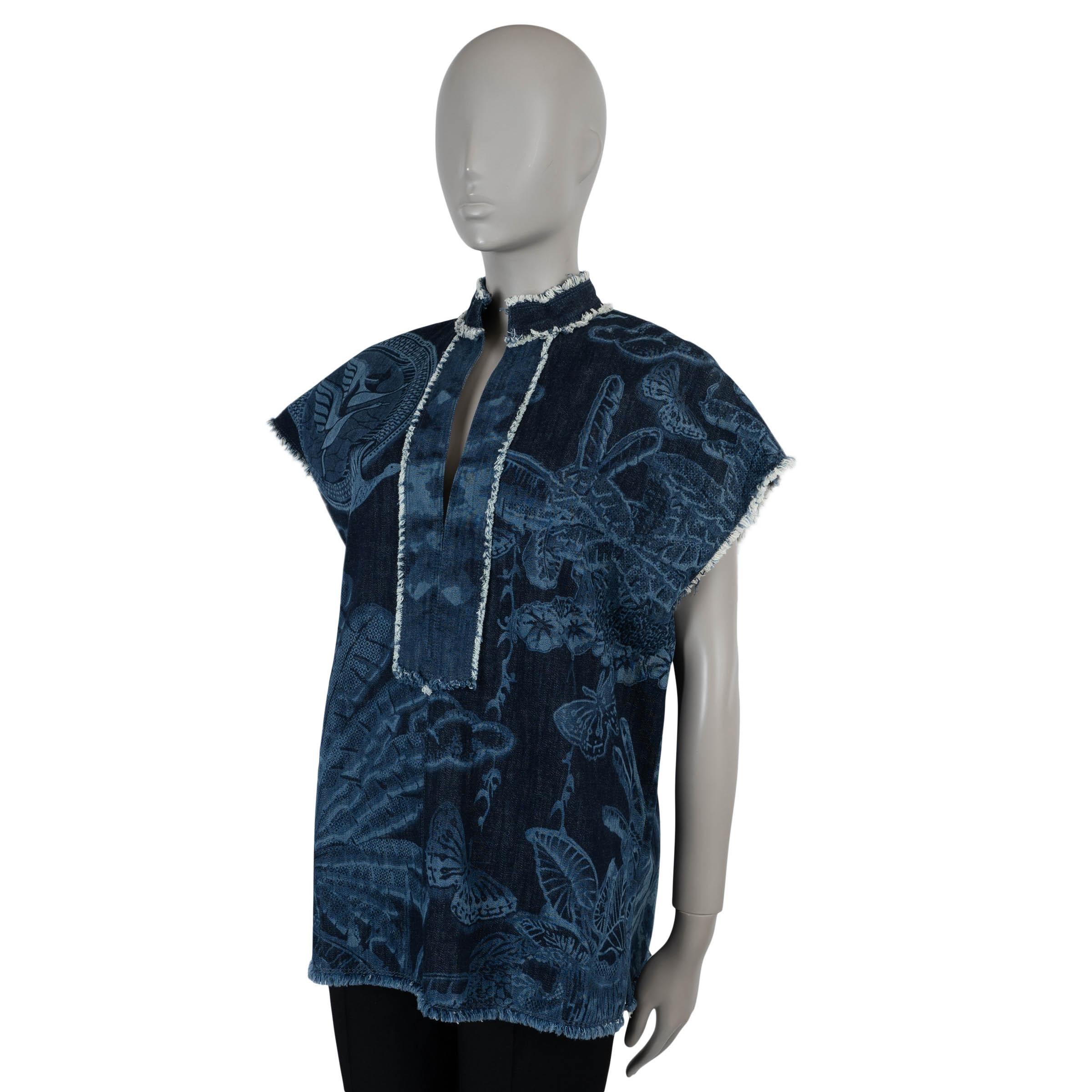 This 100% authentic Christian Dior tunic shirt in dark indigo blue voile cotton (100%) showcases the house’s iconic Toile de Jouy Tropicalia print with a contemporary twist. Designed with a relaxed, elongated silhouette, it features a deep split