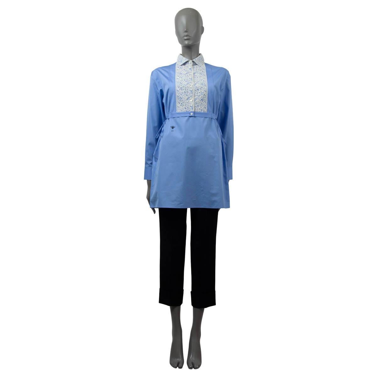 100% authentic Christian Dior belted tunic shirt in blue and ivory cotton (100%). Features lace plastron on the front.Opens with buttons on the front. Has been worn and is in excellent condition.

2021 Spring/Summer

Tag Size	34
Size	XXS
Shoulder
