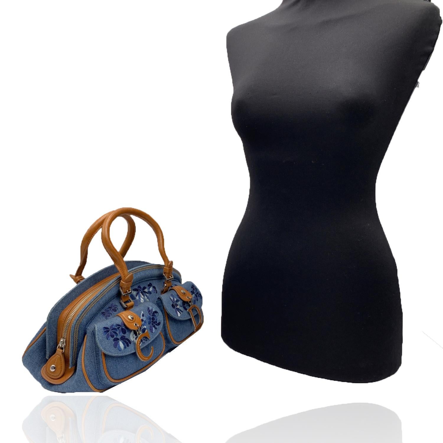 Christian Dior 'Detective Bag' aus blauem Denim mit braunem Lederbesatz und Griffen aus der Frühjahr/Sommer-Kollektion 2006. Florale Stickerei auf der Vorderseite. 2 kleine Pattentaschen vorne mit baumelnden C- und D-Anhängern, oberer