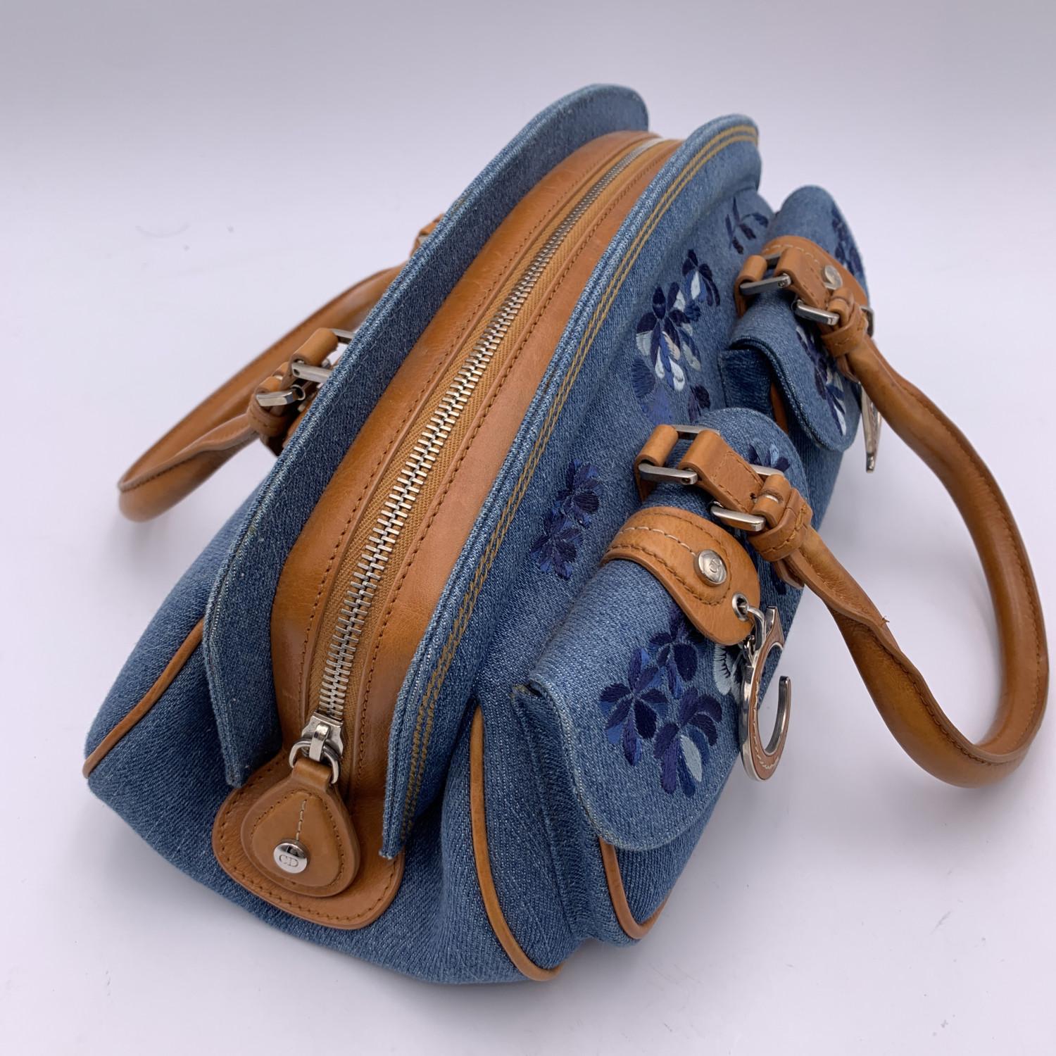 Christian Dior Blaue Denim-Tasche/Umhängetasche mit Blumenstickerei im Zustand „Hervorragend“ in Rome, Rome