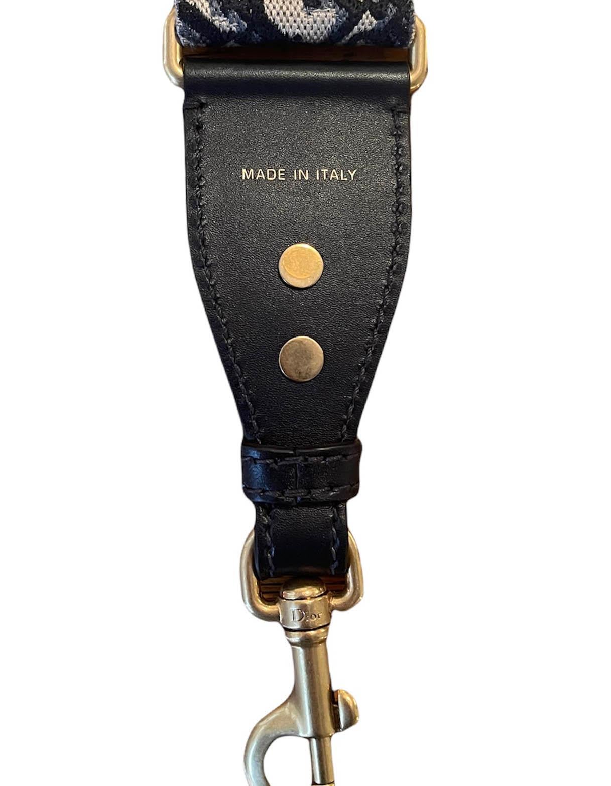 Christian Dior Blaues Dior Monogramm Monogramm-Stickerei mit Nietenriemen Neu 1.700 $ 2