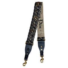Christian Dior Blaues Dior Monogramm Monogramm-Stickerei mit Nietenriemen Neu 1.700 $