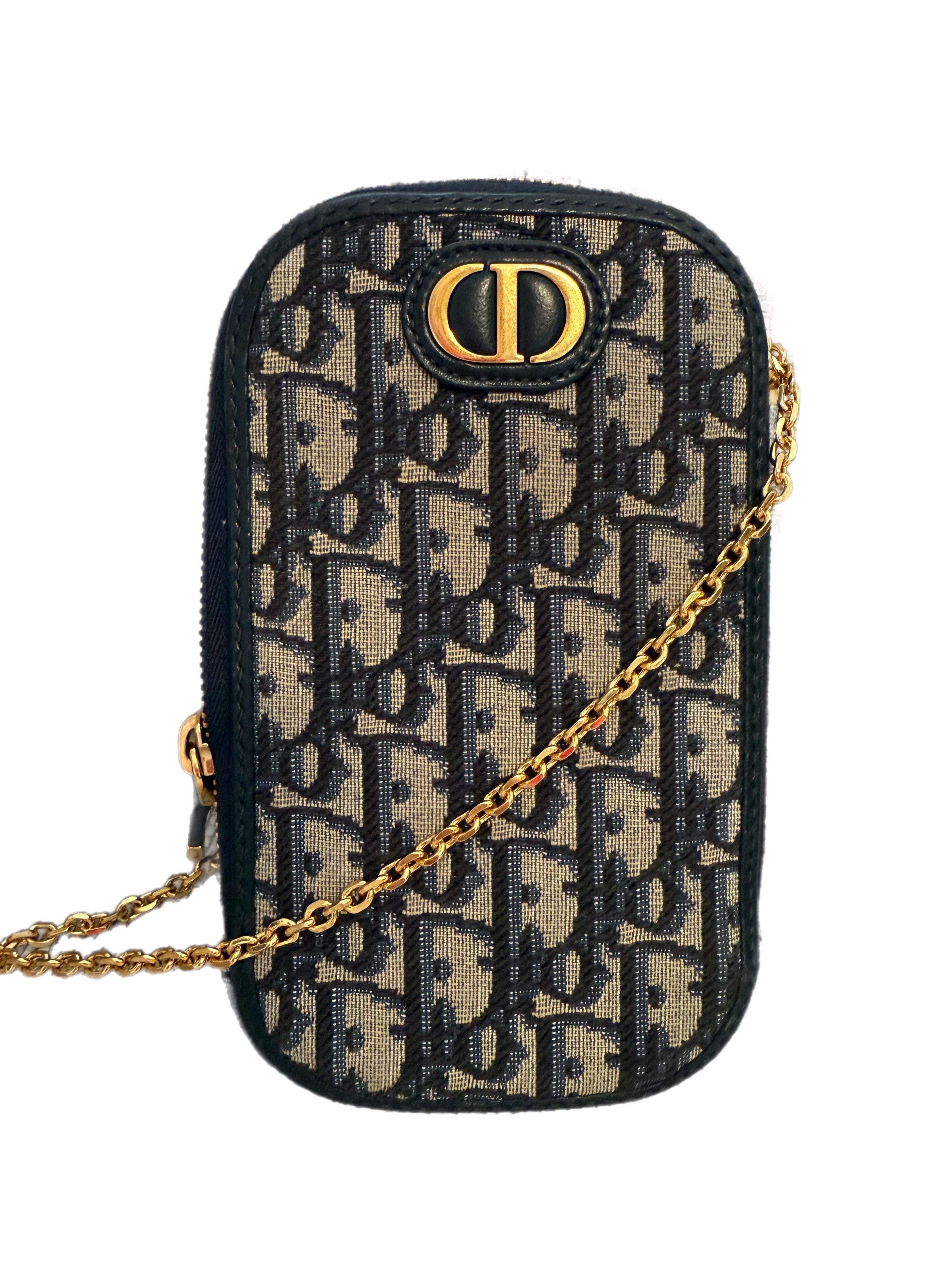 The Christian Dior Blue Dior Oblique Jacquard 30 Montaigne Call'in Dior Phone Holder is a stylish and practical accessory that reflects Dior’s timeless elegance. Crafted from the iconic Dior Oblique jacquard canvas in deep blue, it features a sleek