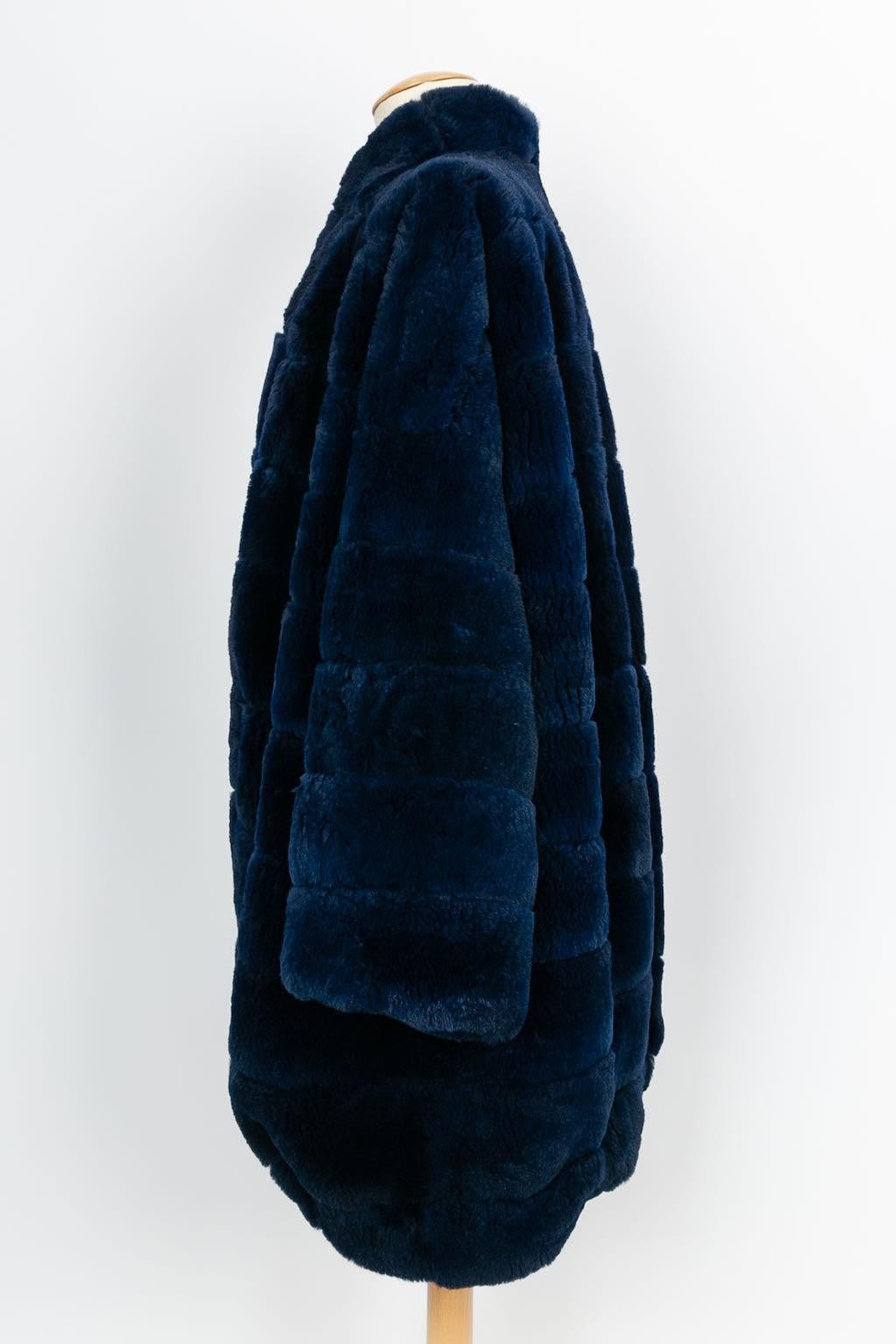 Dior -(Made in France) Blue fur coat. Black silk lining. No composition label or size indicated, it fits a 36FR/38FR.

Additional information: 
Dimensions: Shoulder width: 74 cm, Sleeve length: 44 cm, Length: 81 cm
Condition: Very good