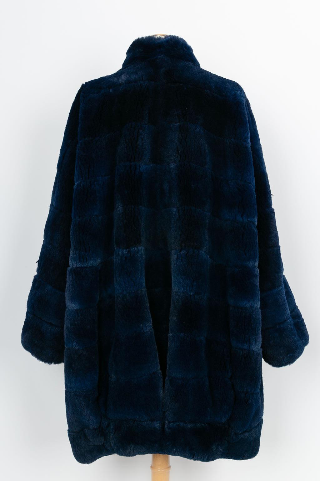 Christian Dior Blue Fur Coat in Black Silk Lining In Excellent Condition For Sale In SAINT-OUEN-SUR-SEINE, FR