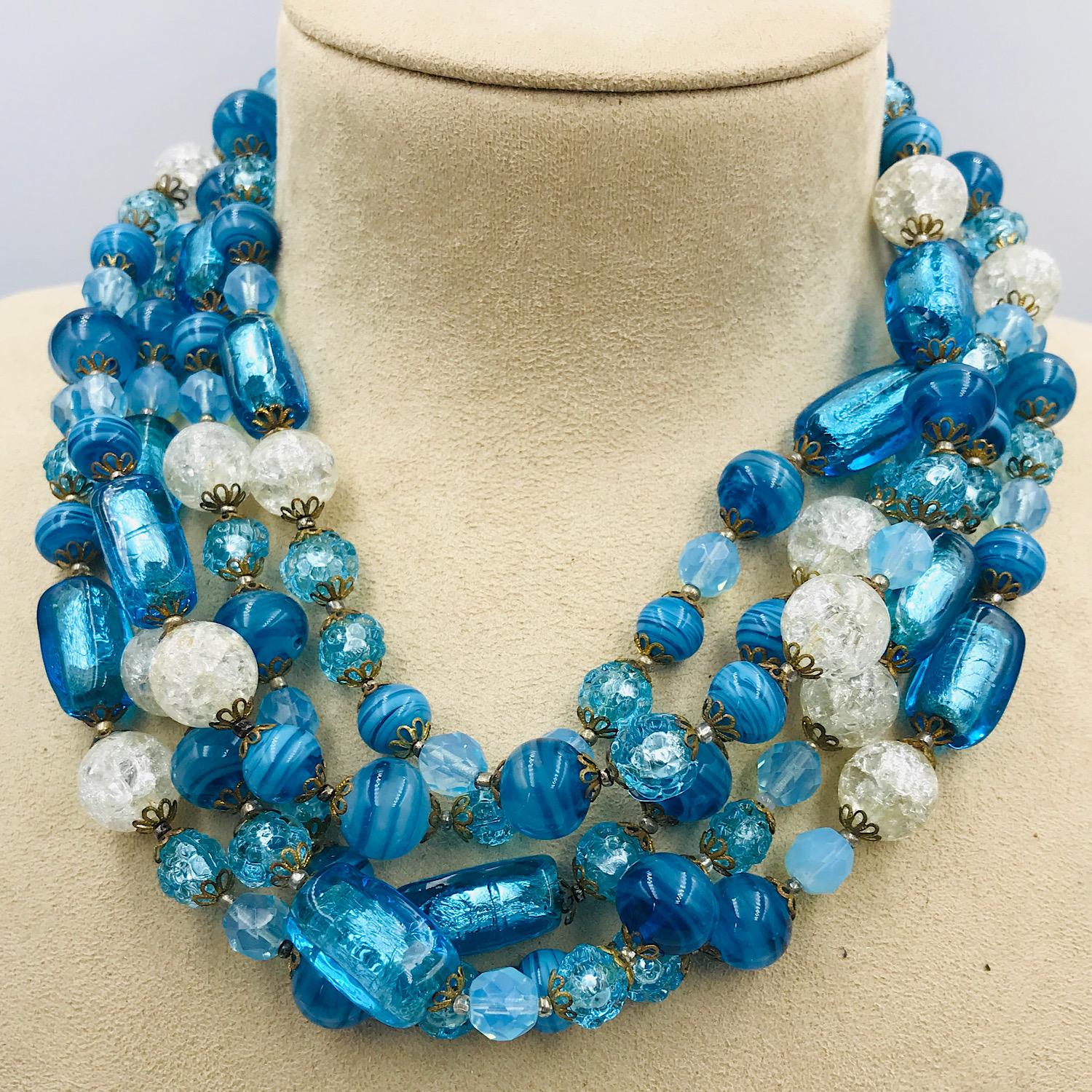 Una splendida collana a cinque file degli anni '50 di Christian Dior.

Ogni fila è infilata da splendidi vetri rettangolari color acquamarina smerigliati.  perline, perline di finto turchese, mattonelle di vetro acquamarina e perline di vetro crepla