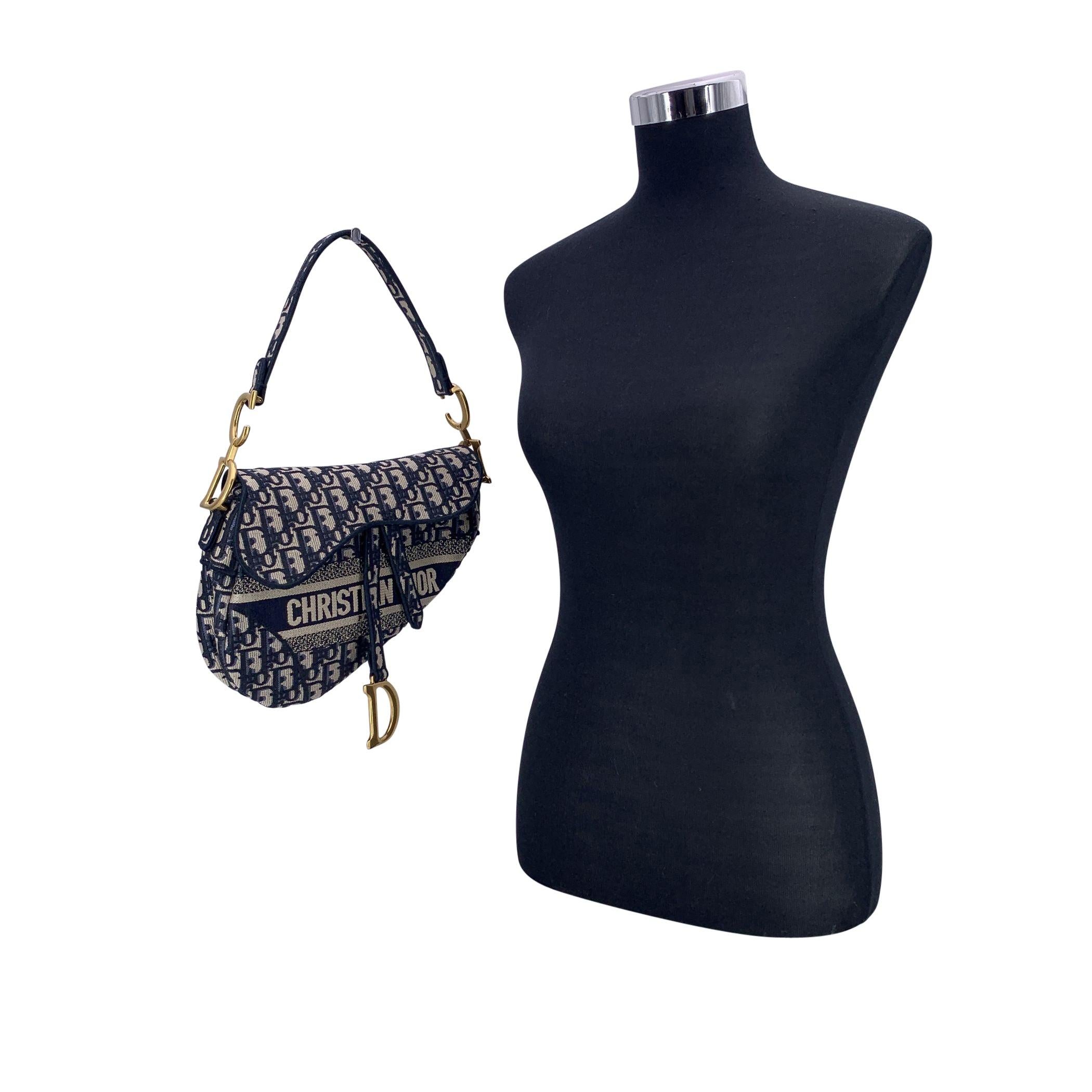 Ce magnifique sac sera accompagné d'un certificat d'authenticité fourni par Entrupy. Le certificat sera fourni sans frais supplémentaires. Icône de la mode du début des années 2000 et toujours l'un des designs les plus convoités aujourd'hui, ce