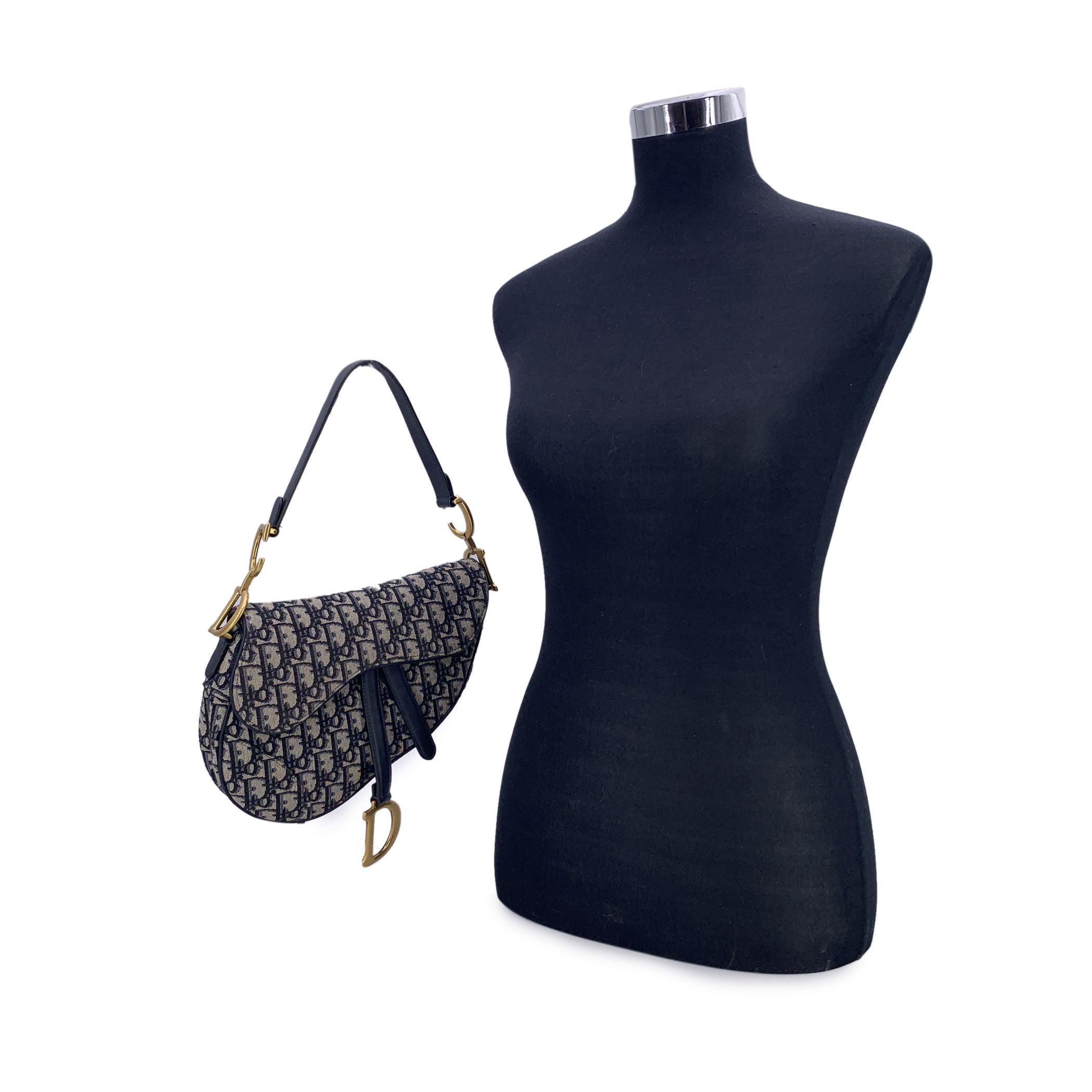Dieser schöne Artikel wird mit einem Echtheitszertifikat von Entrupy geliefert. Das Zertifikat wird ohne weitere Kosten zur Verfügung gestellt. Nur wenige Taschen haben ein derartiges modisches Erbe wie die Christian Dior Saddle Bag. Der