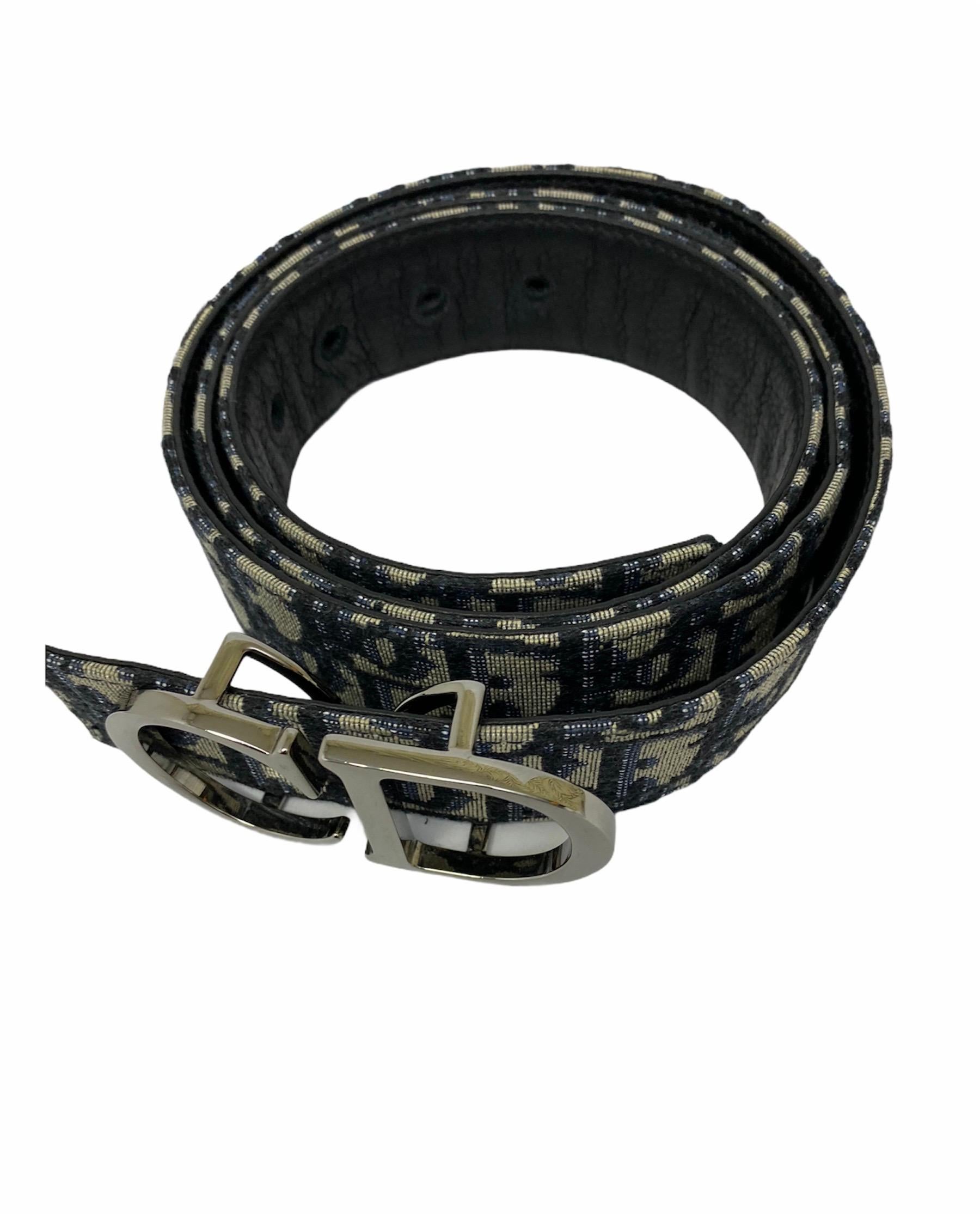 Reversible Dior belt made of white and blue Dior jacquard canvas and silver hardware. The belt measures 115cm in length and 3.5cm in thickness. The buckle can be interchanged to use the belt also on the blue calfskin side. Very good condition.