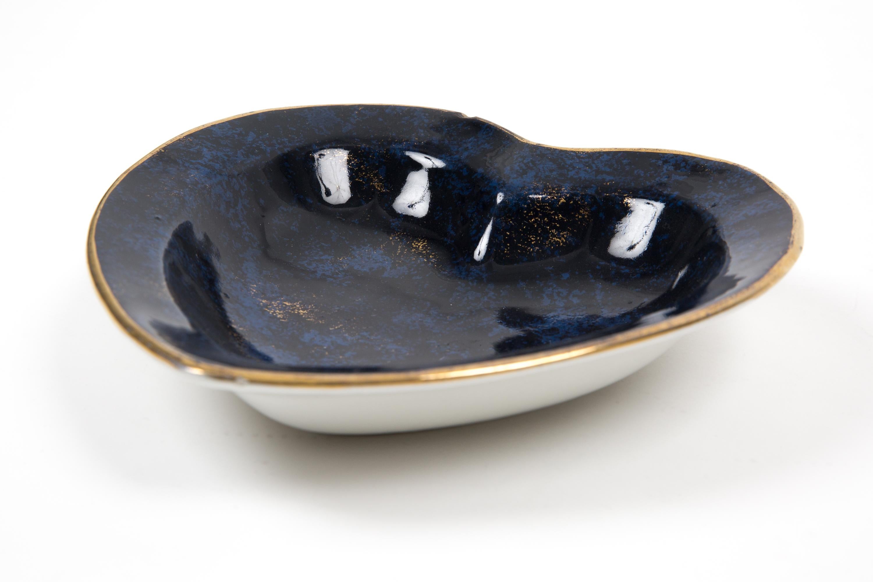 Organizer a forma di cuore in porcellana blu di Christian Dior degli anni '80, con contorno antico, forma di cuore e firma sotto il timbro. (Si prega di notare che è un po' scheggiato su un bordo)
Consegnato nella scatola originale.
Circa: anni '80