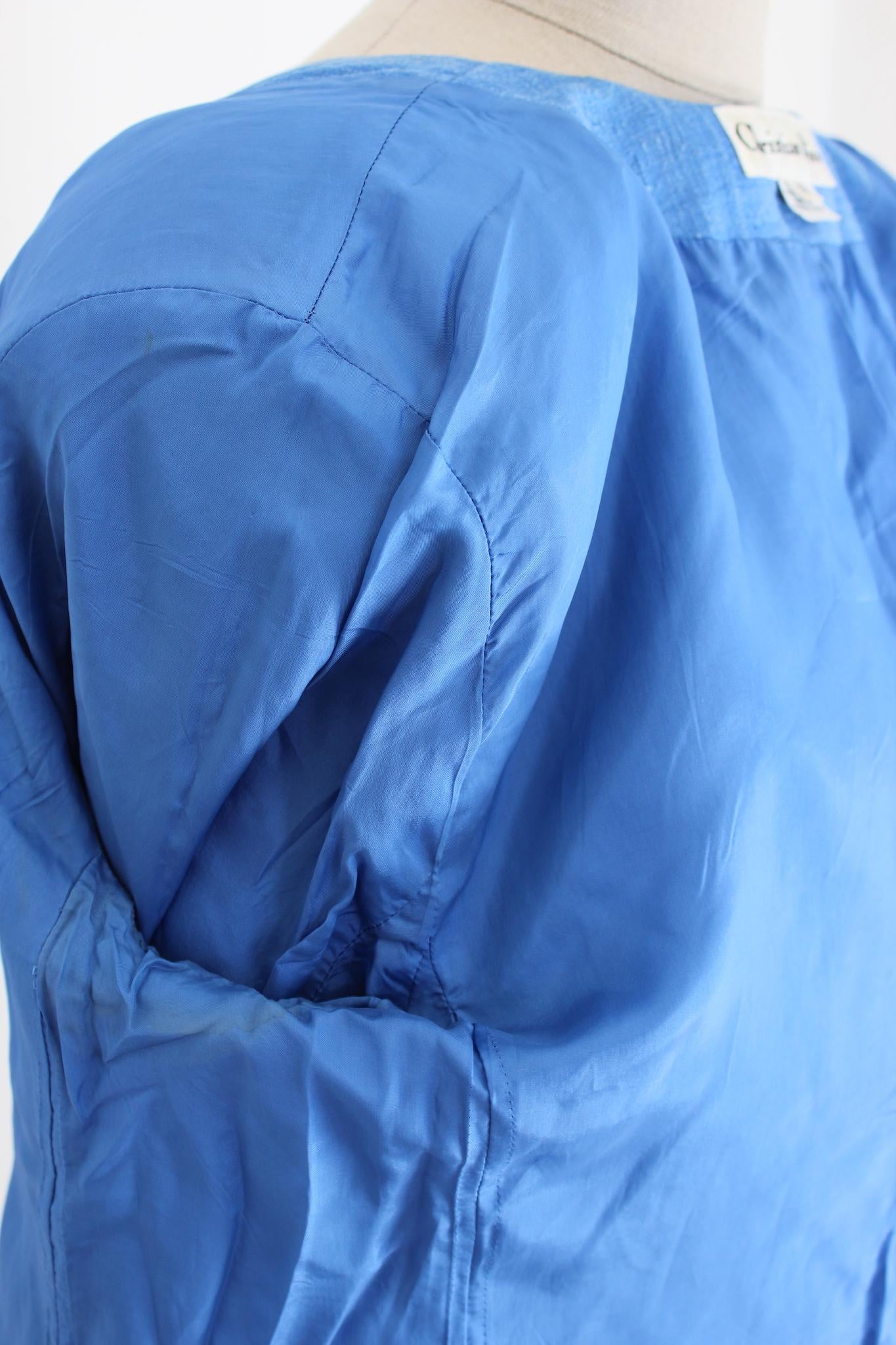 Ajoutez une touche de style vintage à votre garde-robe avec cette veste classique bleu clair de Christian Dior. Fabriquée à partir d'un mélange de lin et de coton, cette veste est parfaite pour le printemps et l'été, car elle est légère et