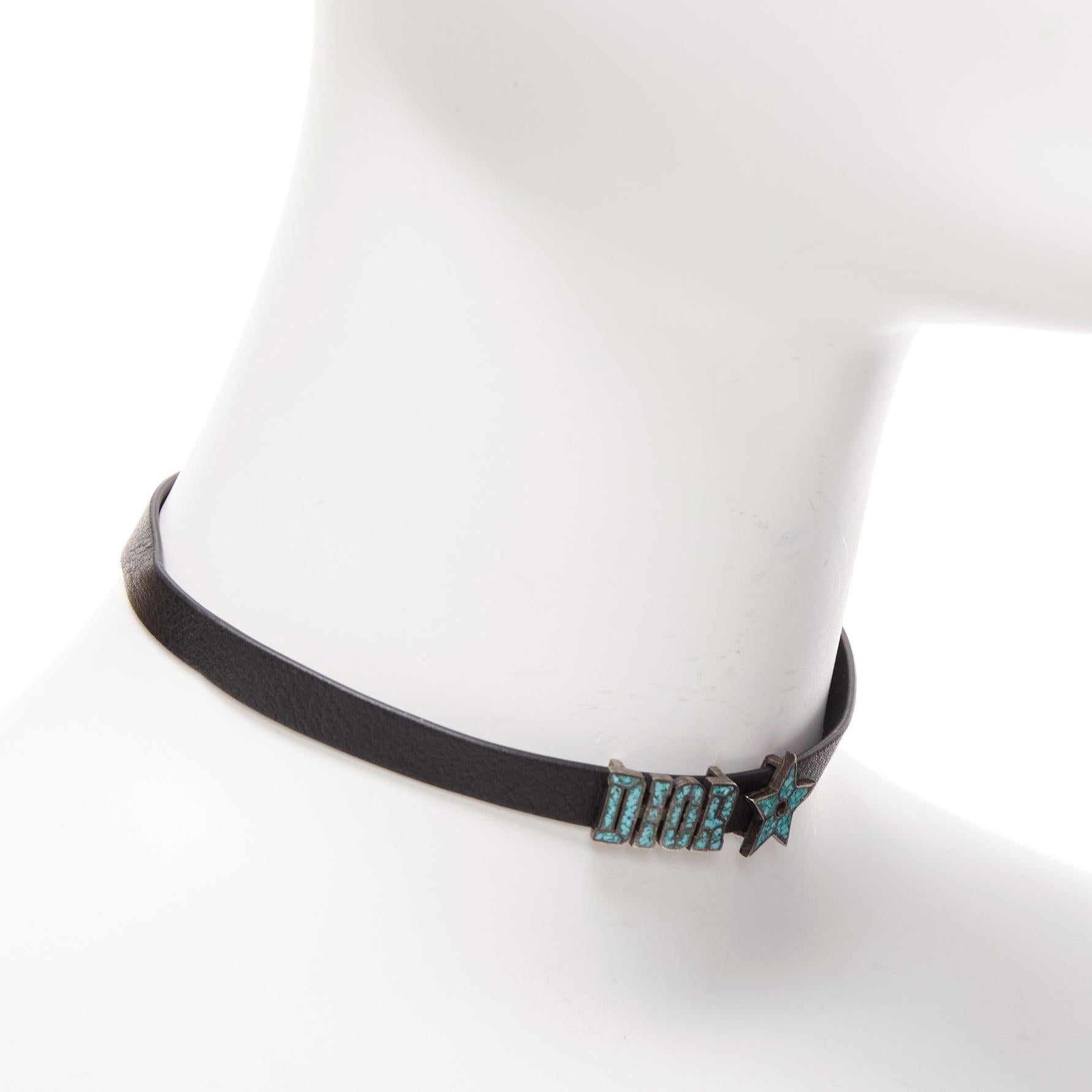 CHRISTIAN DIOR, girocollo corto in pelle nera con logo in marmo blu e charm a forma di stella In condizioni buone in vendita a Hong Kong, NT