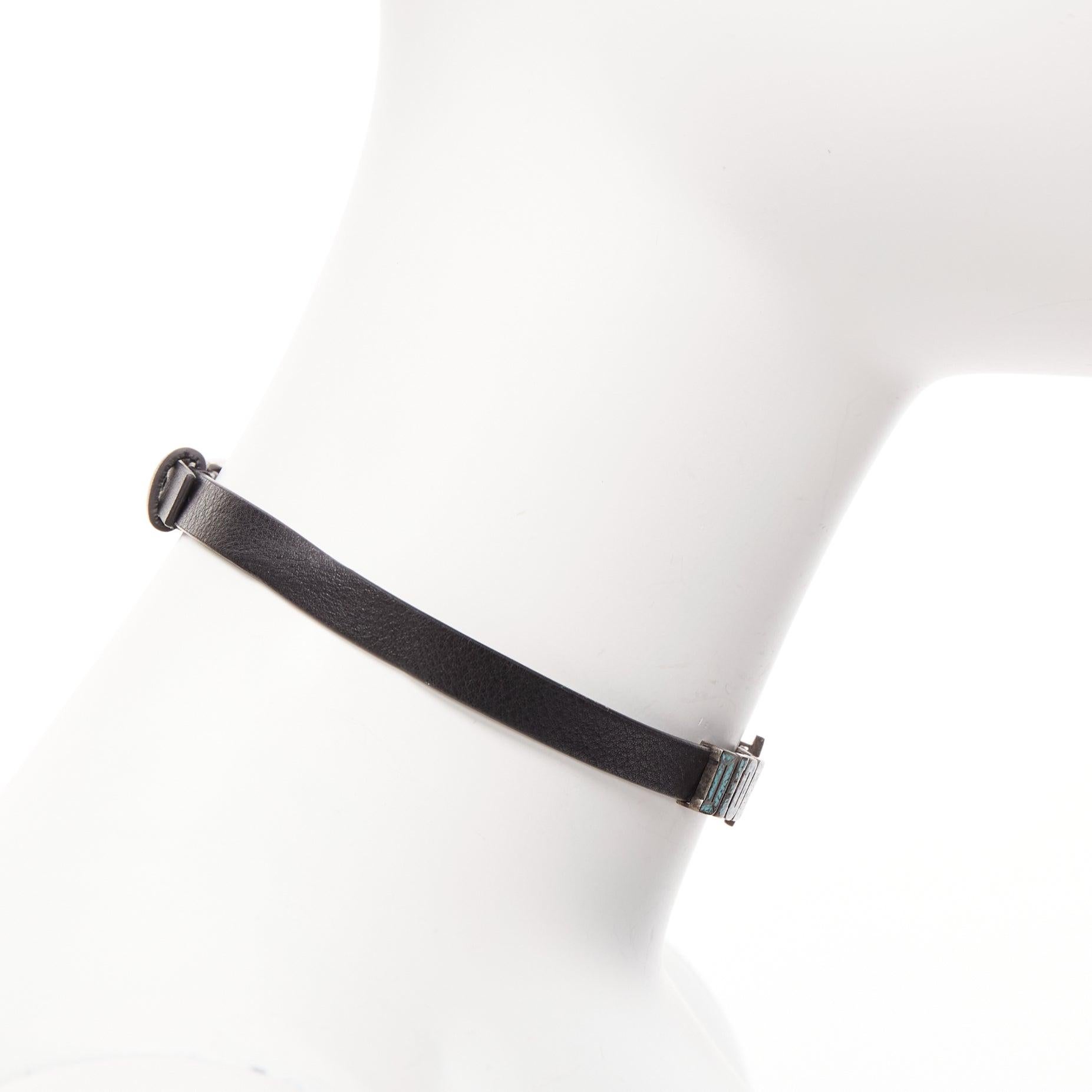 Donna CHRISTIAN DIOR, girocollo corto in pelle nera con logo in marmo blu e charm a forma di stella in vendita