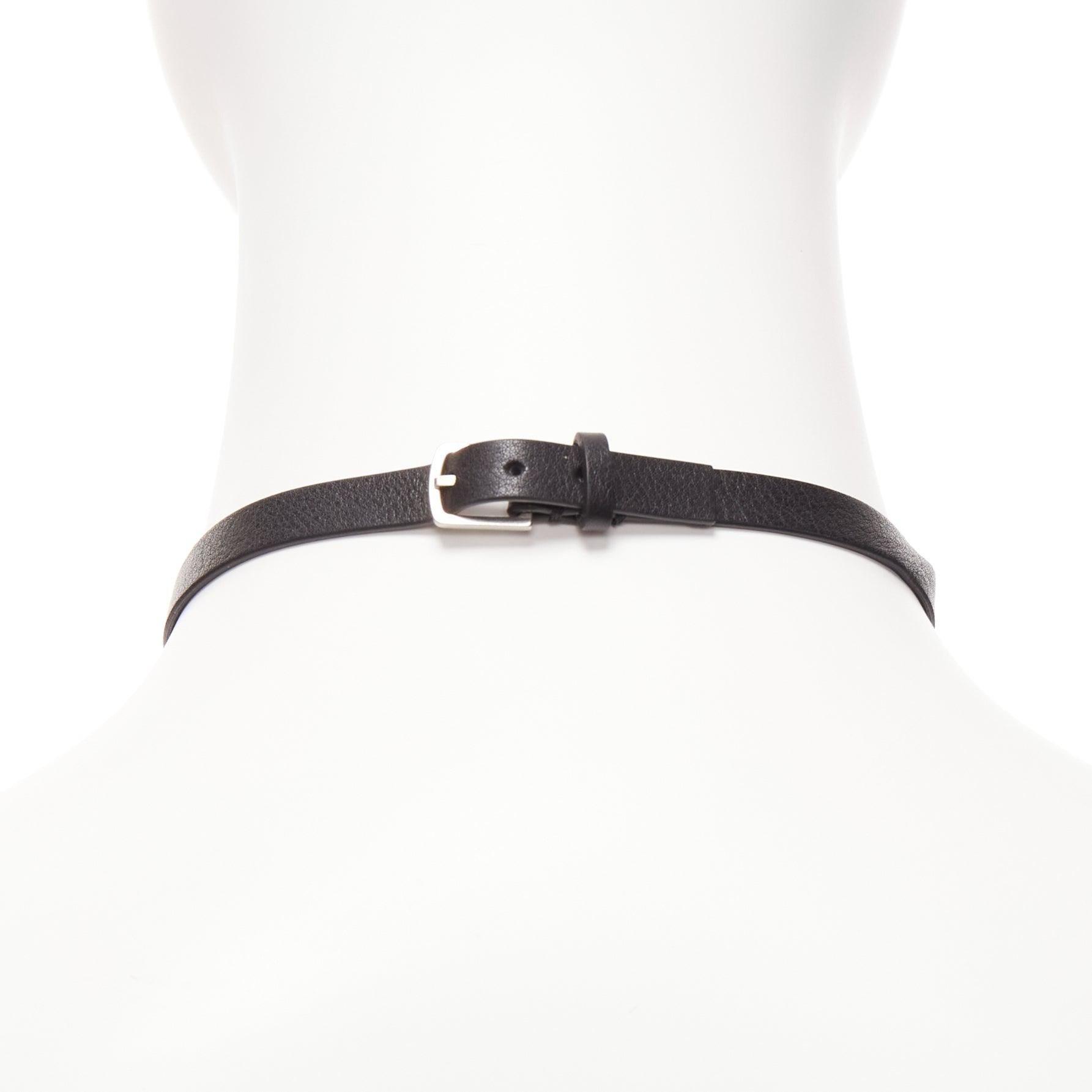 CHRISTIAN DIOR, girocollo corto in pelle nera con logo in marmo blu e charm a forma di stella in vendita 1