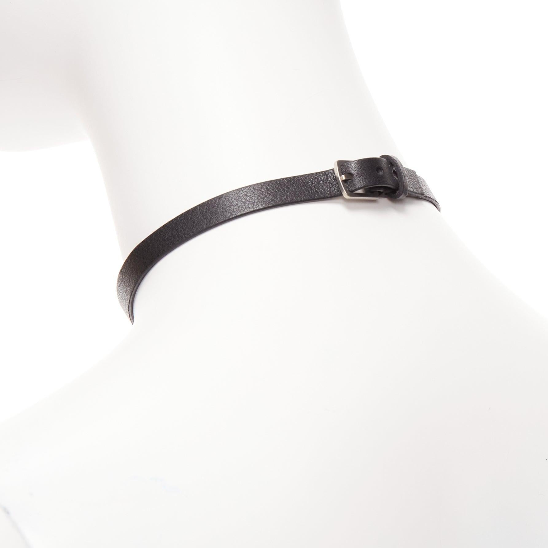 CHRISTIAN DIOR, girocollo corto in pelle nera con logo in marmo blu e charm a forma di stella in vendita 2