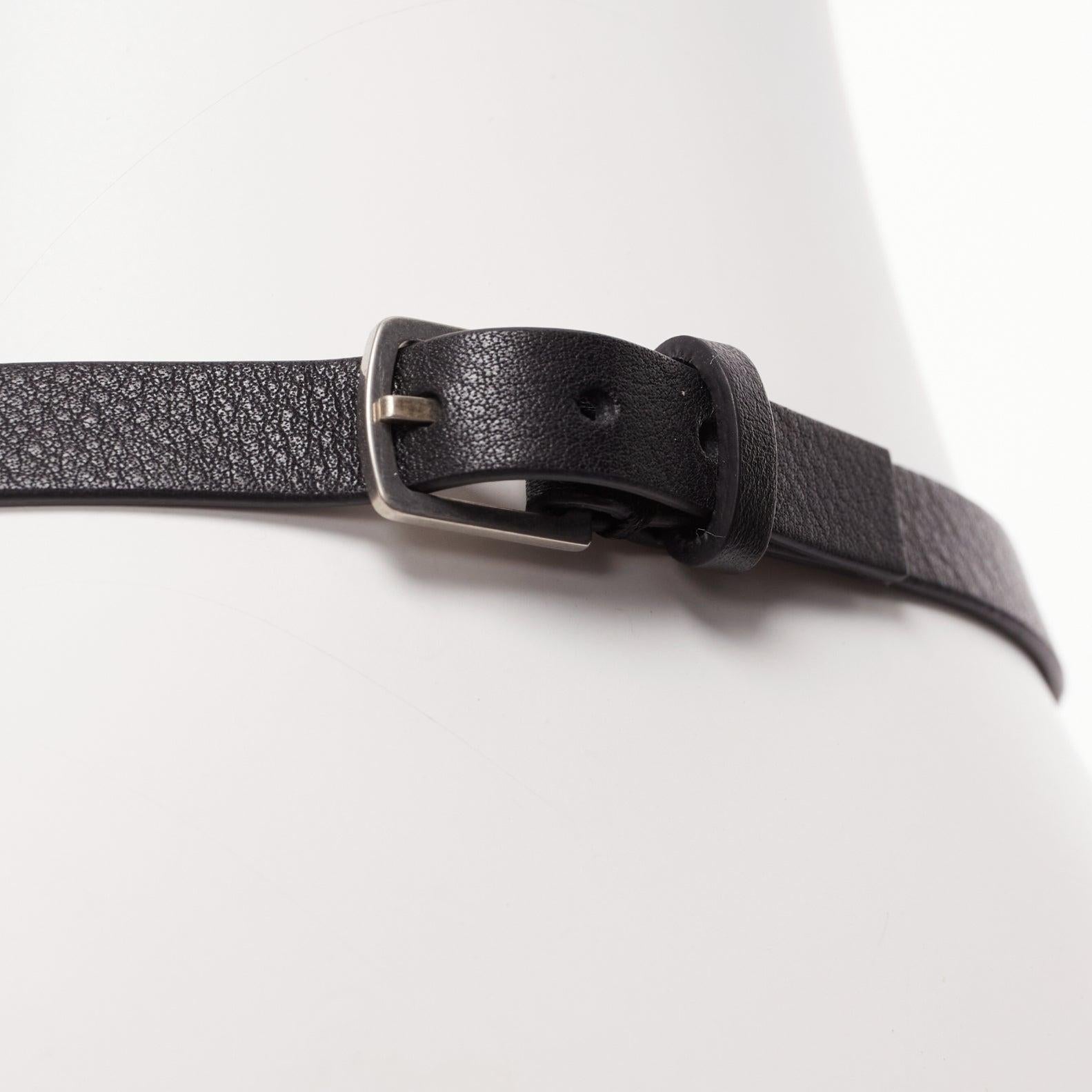 CHRISTIAN DIOR, girocollo corto in pelle nera con logo in marmo blu e charm a forma di stella in vendita 3